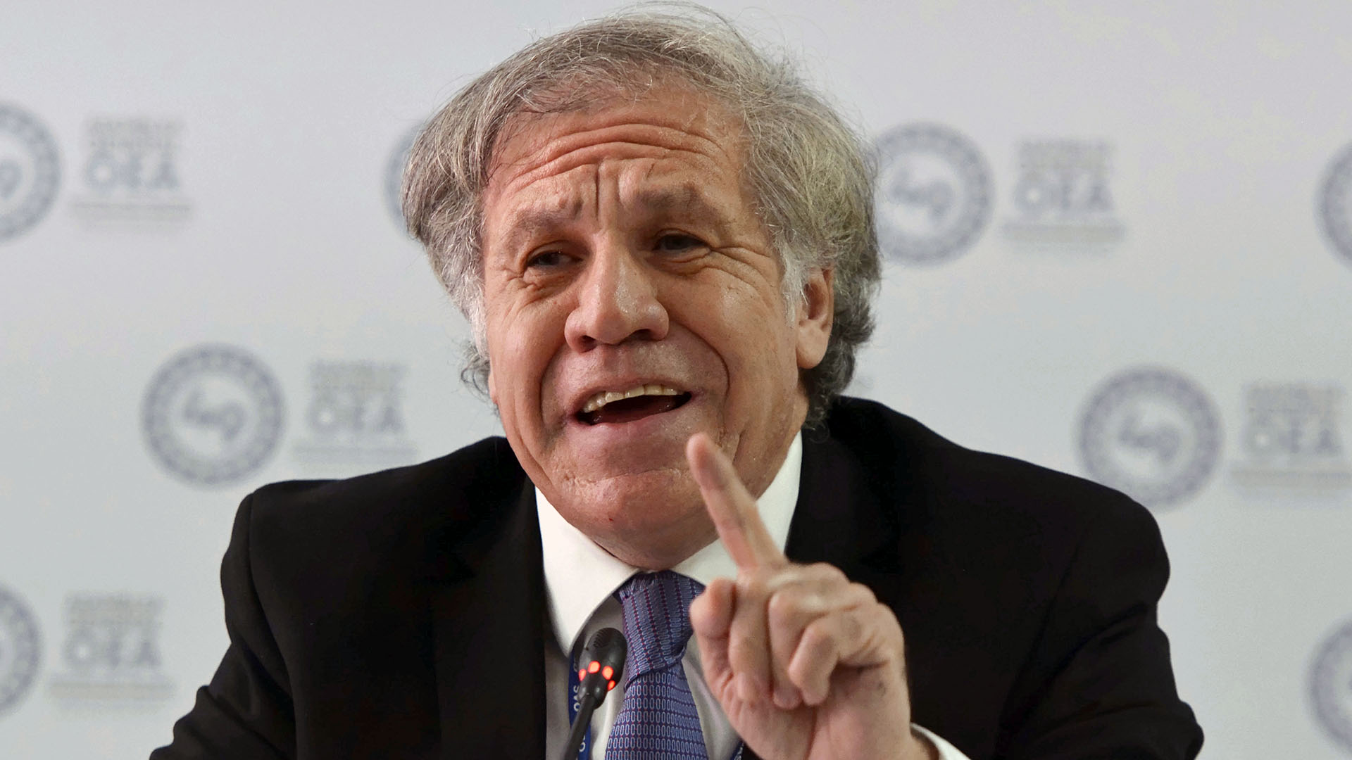 El Secretario General de la OEA, Luis Almagro, durante la conferencia de prensa durante la Asamblea General del organismo en Medellín, Colombia (AP/Luis Benavides)