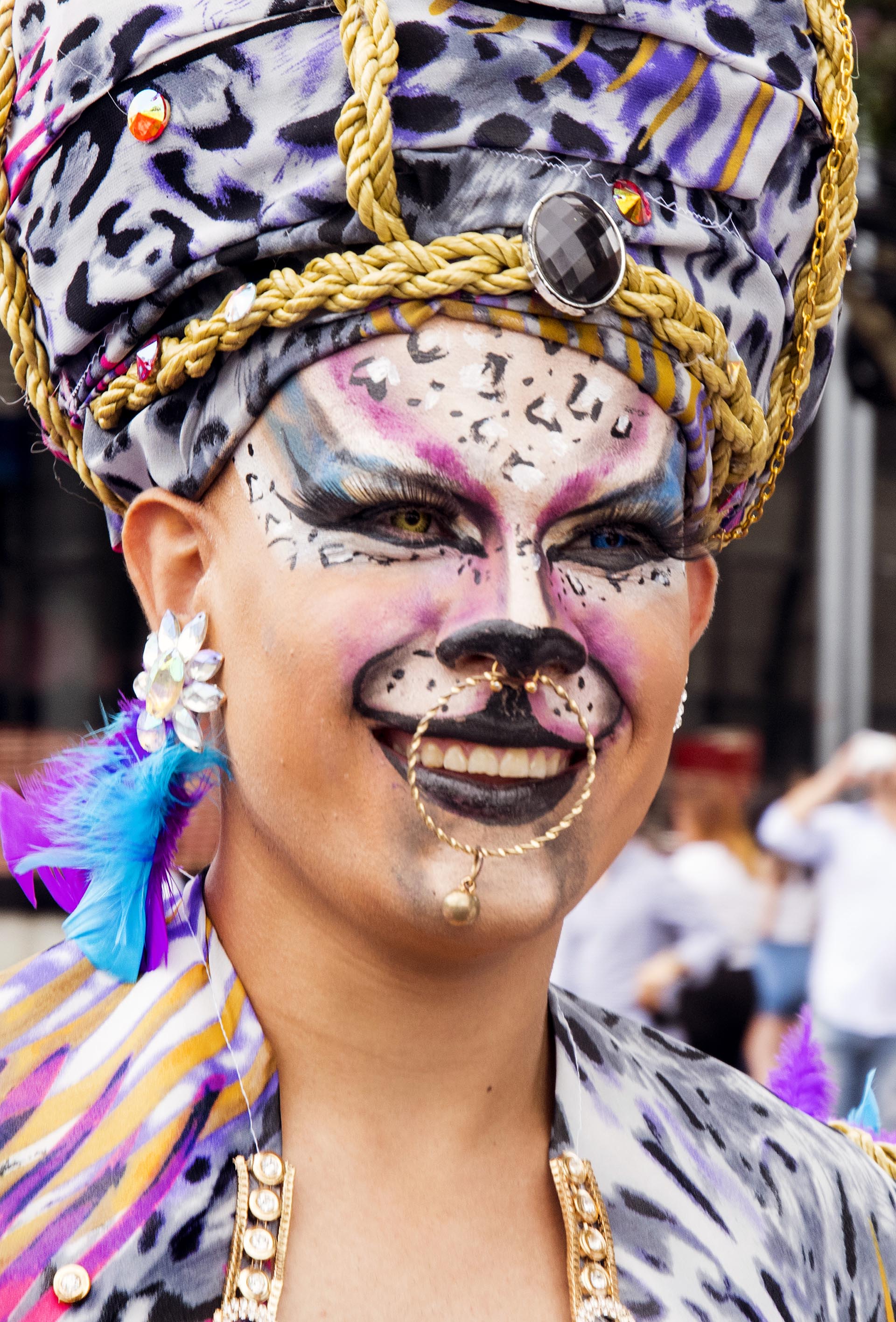 En San José, Costa Rica, el maquillaje también formó parte del festejo del Gay Pride Parade. Los trajes fueron un estallido de alegría
