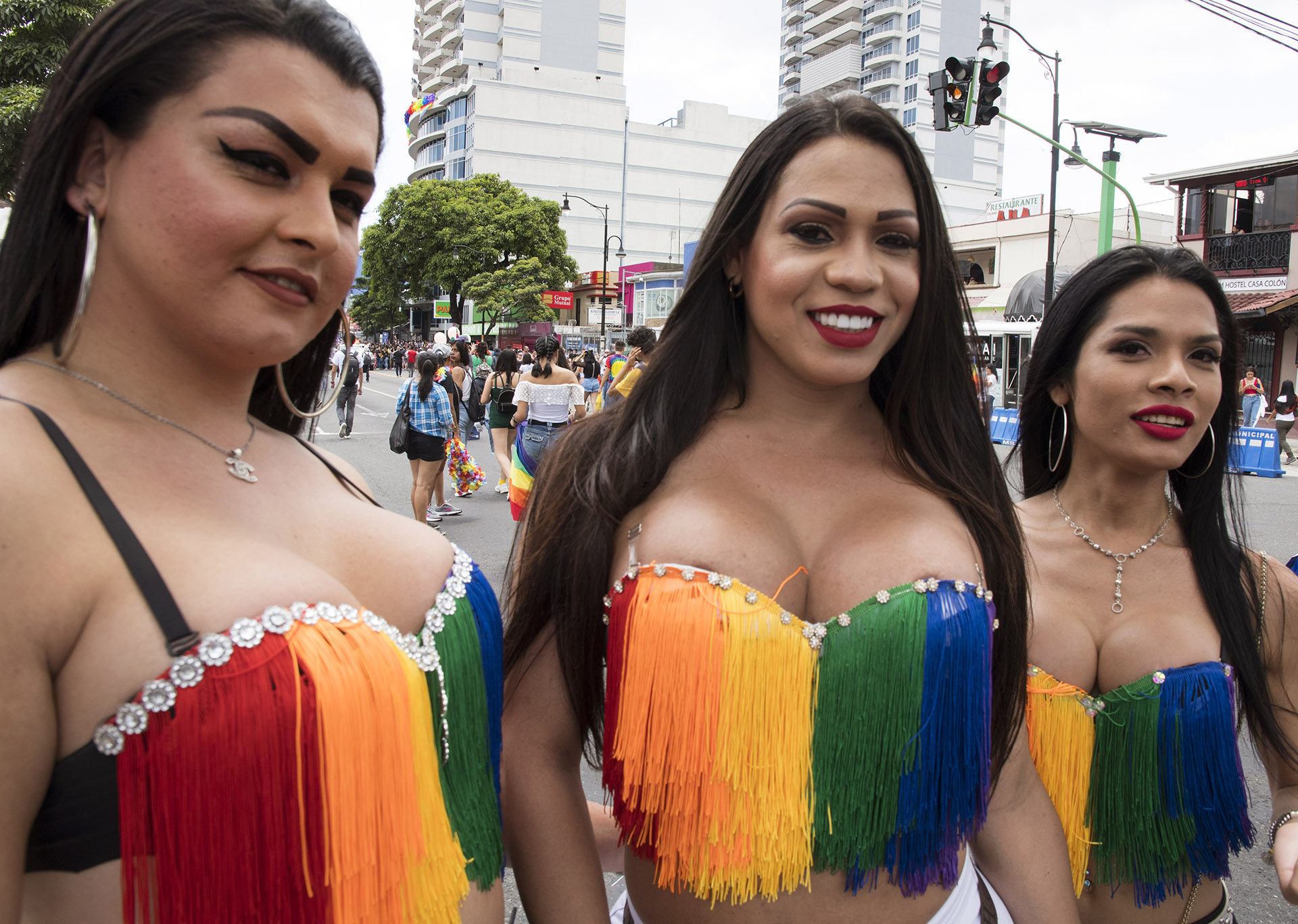 En San José, Costa Rica, el Gay Parade fue el 23 de junio. Los trajes más llamativos fueron unos corpiños realizados con flecos en honor a la bandera multicolor de la comunidad LGBTQI