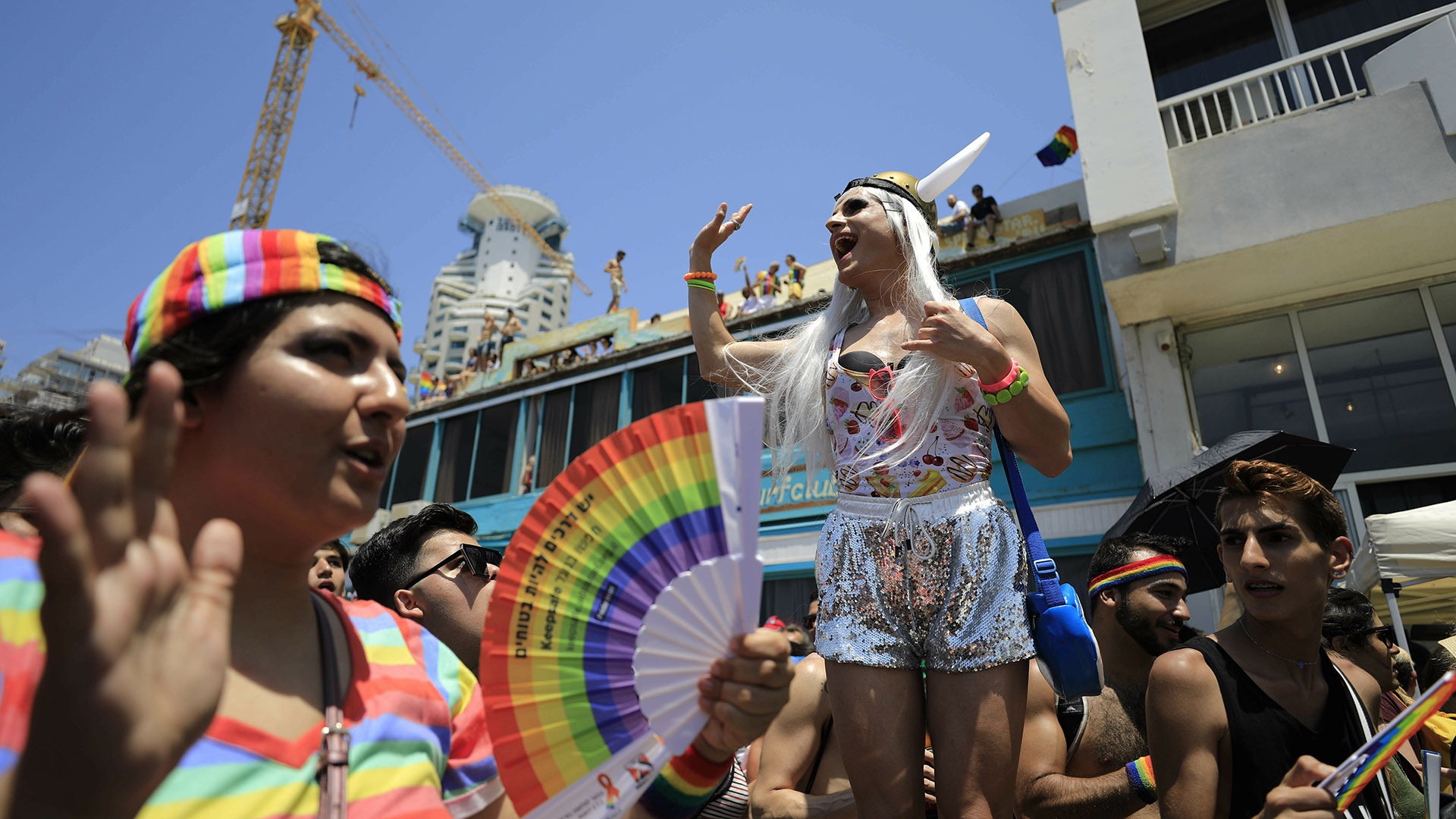 En Tel Aviv, Isreal, el Gay Pride fue el 14 de junio y miles de personas caminaron por las calles luciendo los llamativos trajes multicolores y brillantes. El desfile, que este año cumplió su vigésimo primer aniversario, es el más concurrido de la región con más de 250.000 participantes