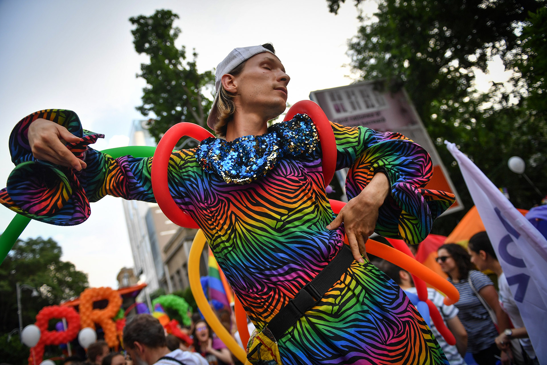 En Bucarest, Rumania, miles de personas celebraron el LGBTQI Pride Parade en el centro. Festejaron el hecho de que 18 años se revocara el artículo número 200 de la Constitución que prohibía cualquier tipo de relación homosexual, tanto pública como privada. Familias, amigos, ONGS y comunidades pertenecientes al movimiento LGBTQI participaron para apoyar a la igualdad de los derechos humanos en Rumania