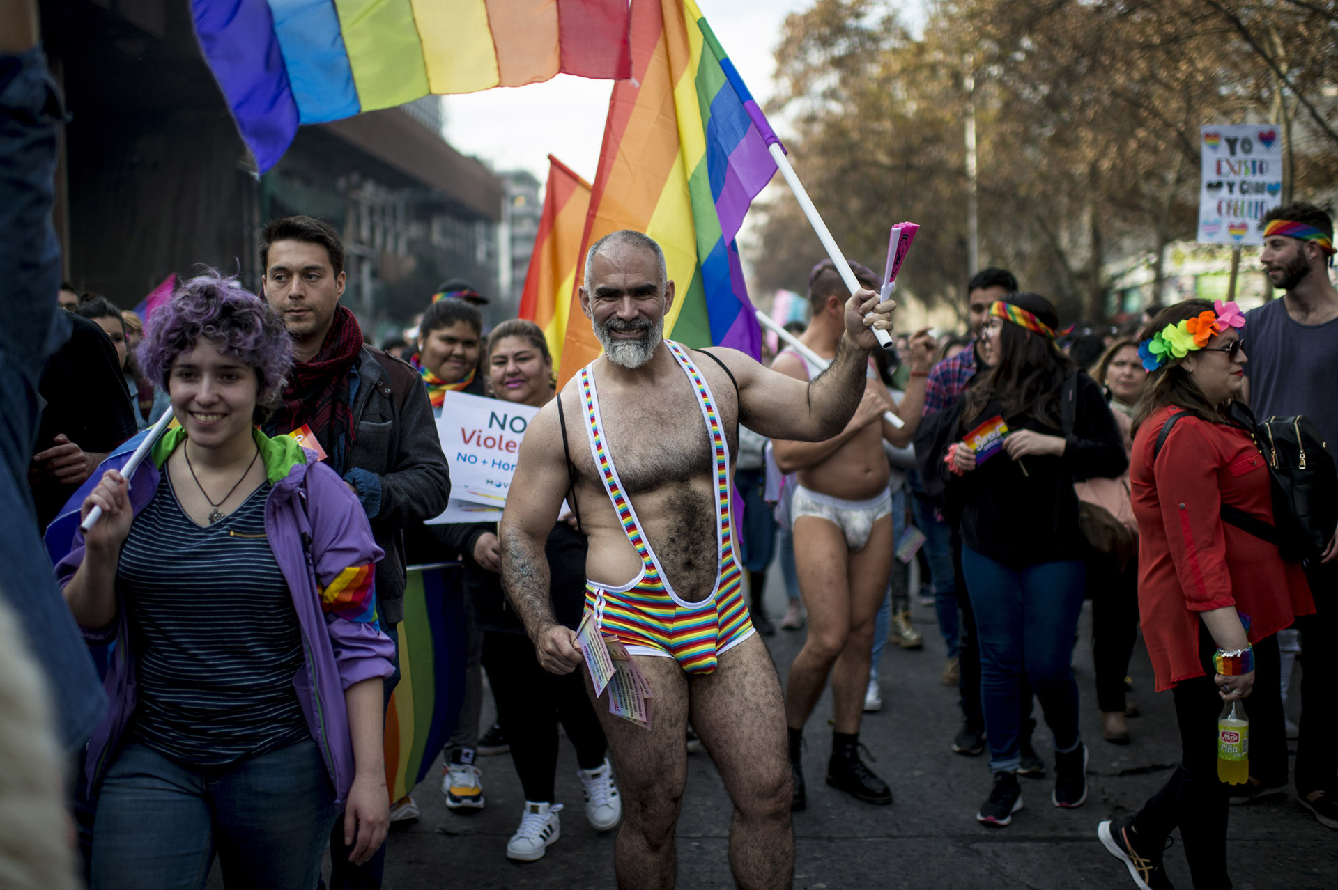 En Santiago de Chile el desfile se realizó el 22 de junio y participaron más de 100.000 personas. La comunidad LGBTQI aspira a que Chile apruebe el matrimonio igualitario y la adopción de niños por parte de parejas del mismo sexo