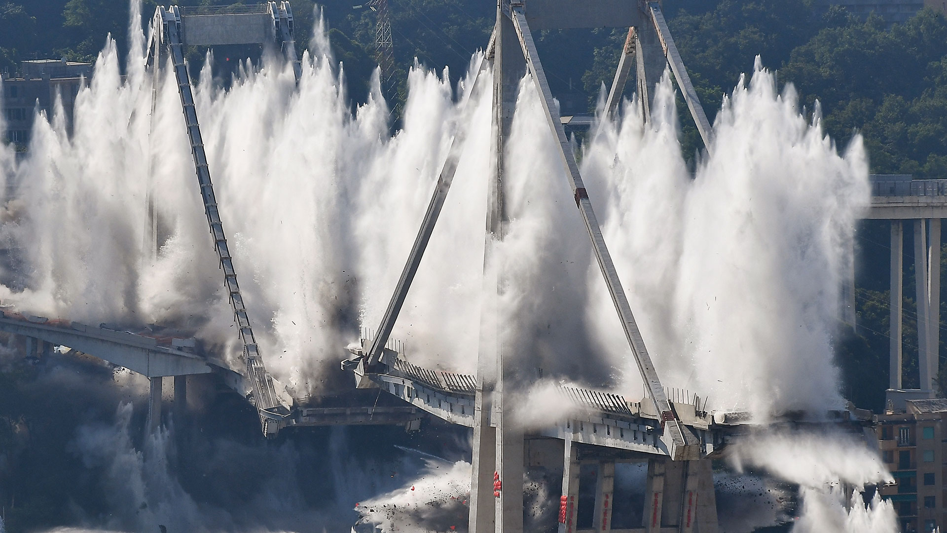 Cargas explosivas volaron los pilones orientales del puente Morandi de Génova este 28 de junio (AFP)