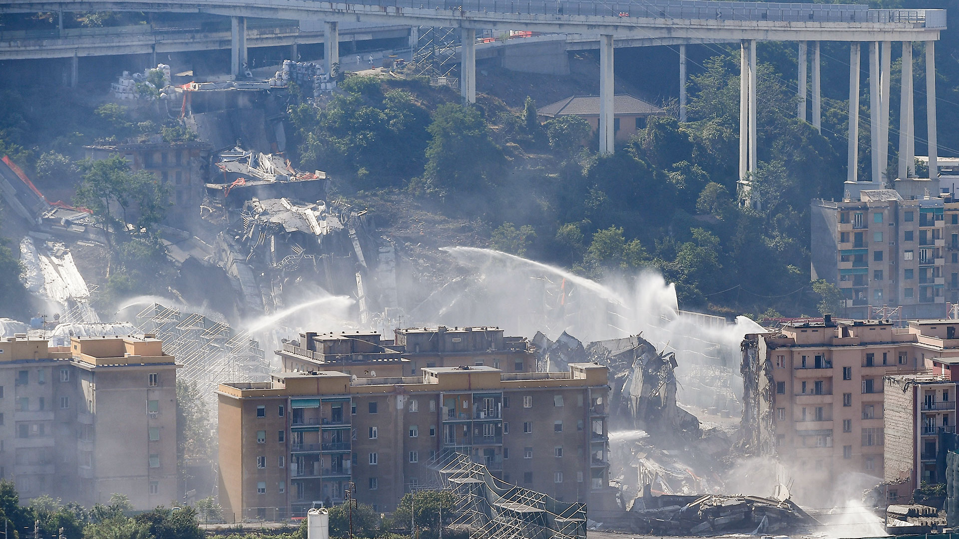Los escombros fueron regados tras las explosiones controladas (AFP)