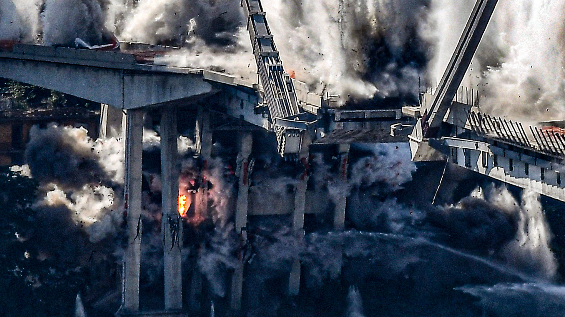 El derrumbe parcial del puente durante una tormenta causó 43 muertos y decenas de heridos.(AFP)
