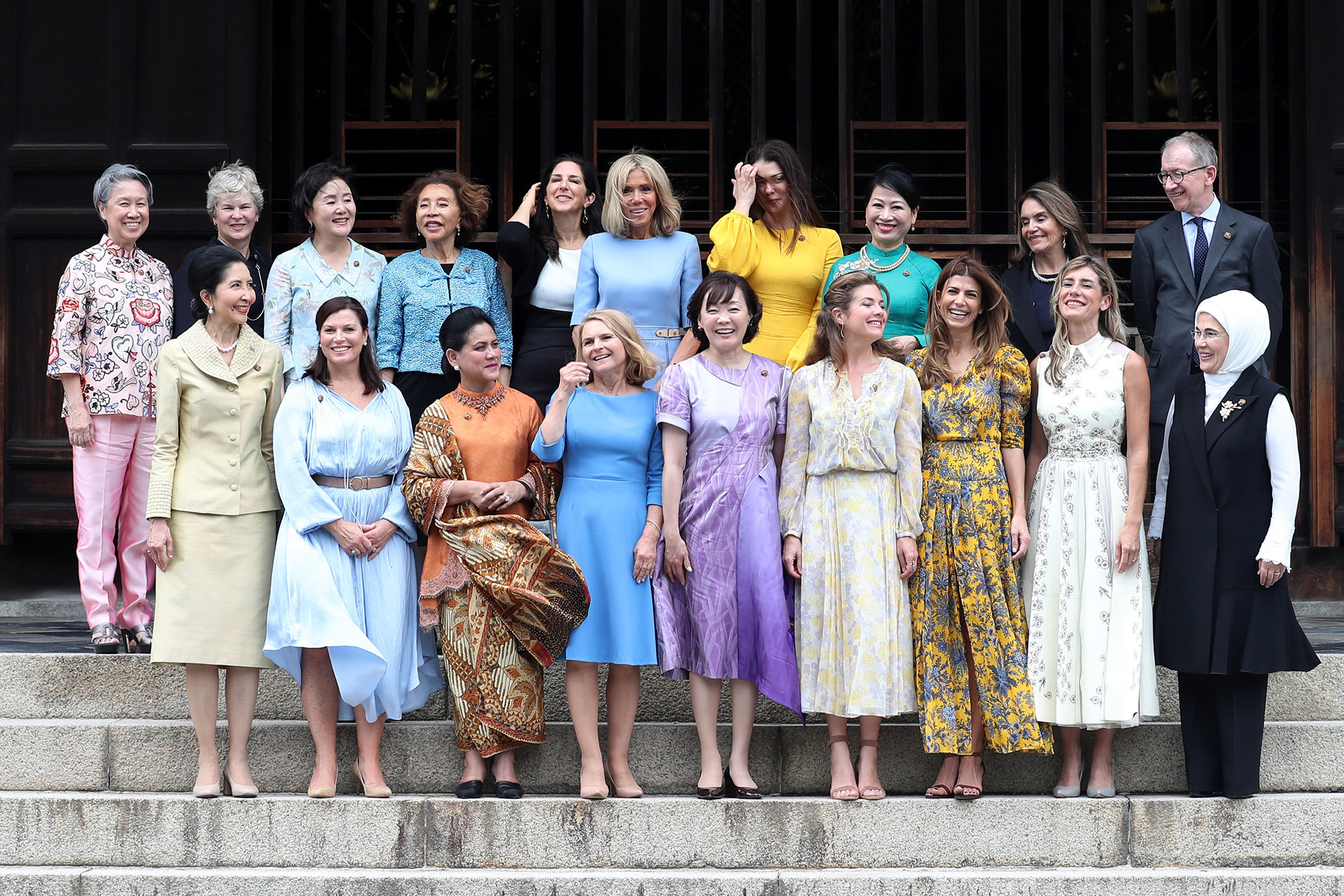 Para la foto, la Primera Dama argentina se ubicó del lado Sophie Trudeau y Begoña Gómez. La mujer de Mauricio Macri lució un diseño de mangas francesas, con un llamativo estampado en amarillo y azul