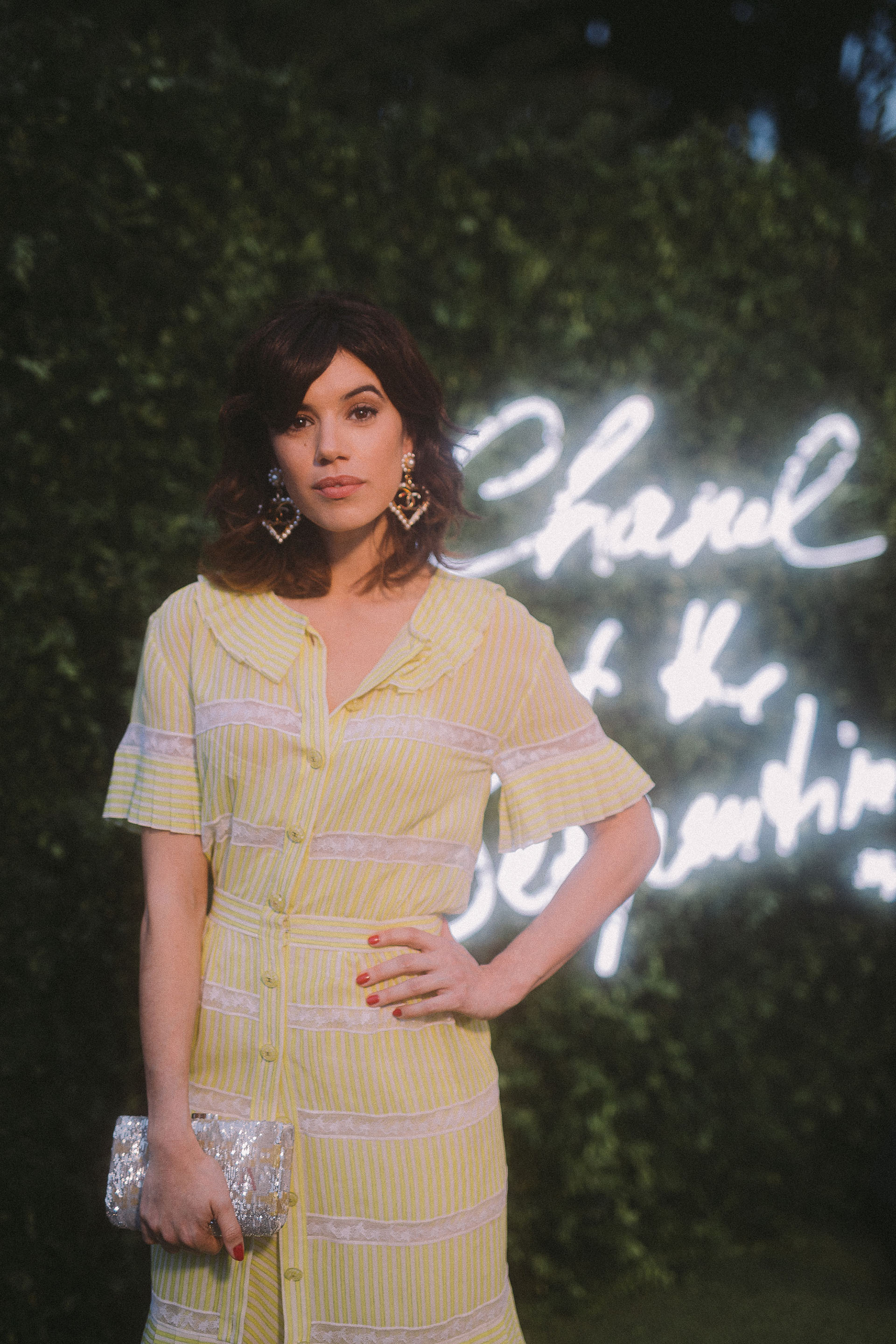 Gala Gordon, la actriz inglesa llevó un vestido corto de georgette en color amarillo y a rayas