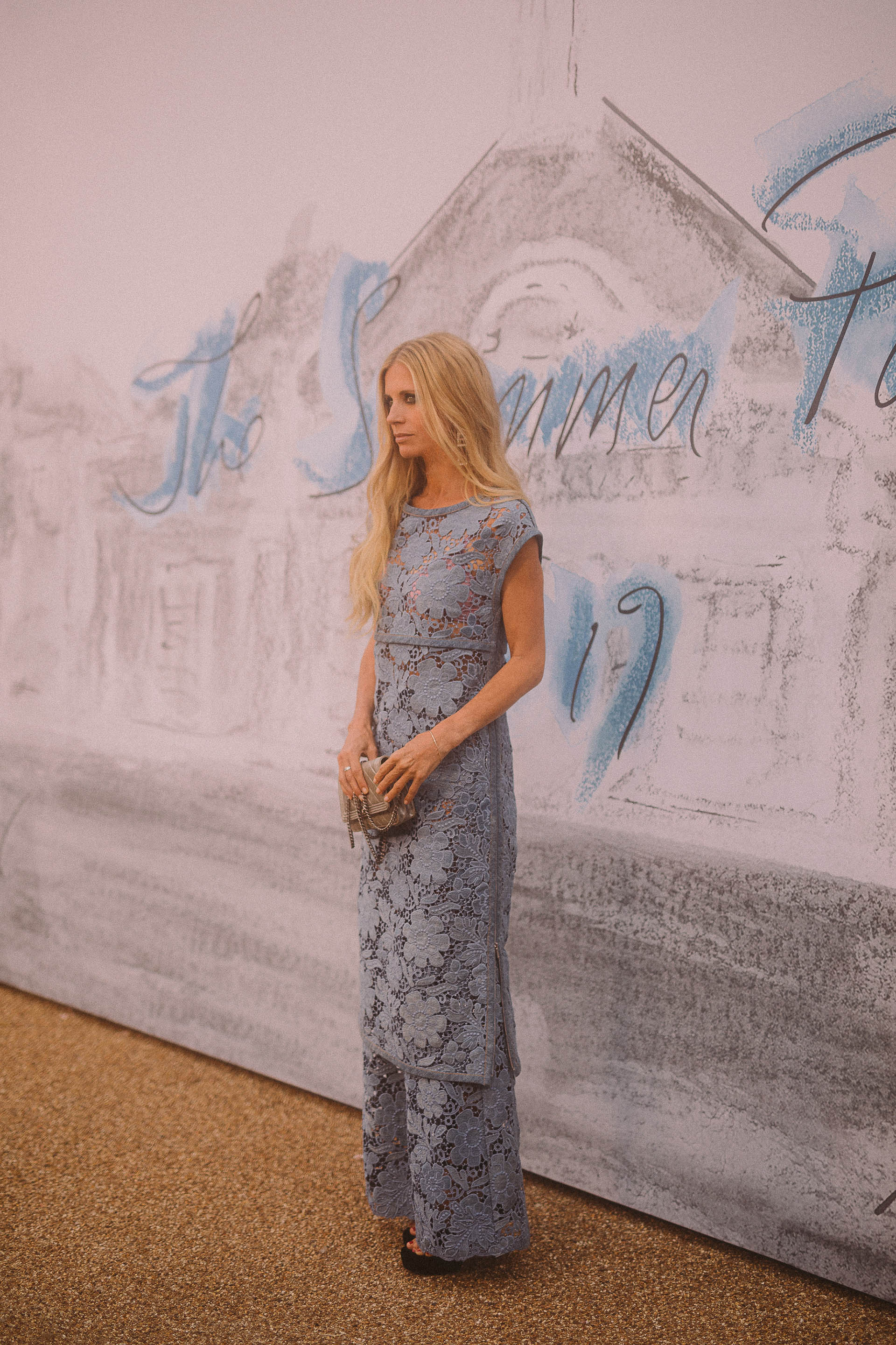 Laura Bailey, embajadora de Chanel, prefirió un vestido y pantalones azul claro