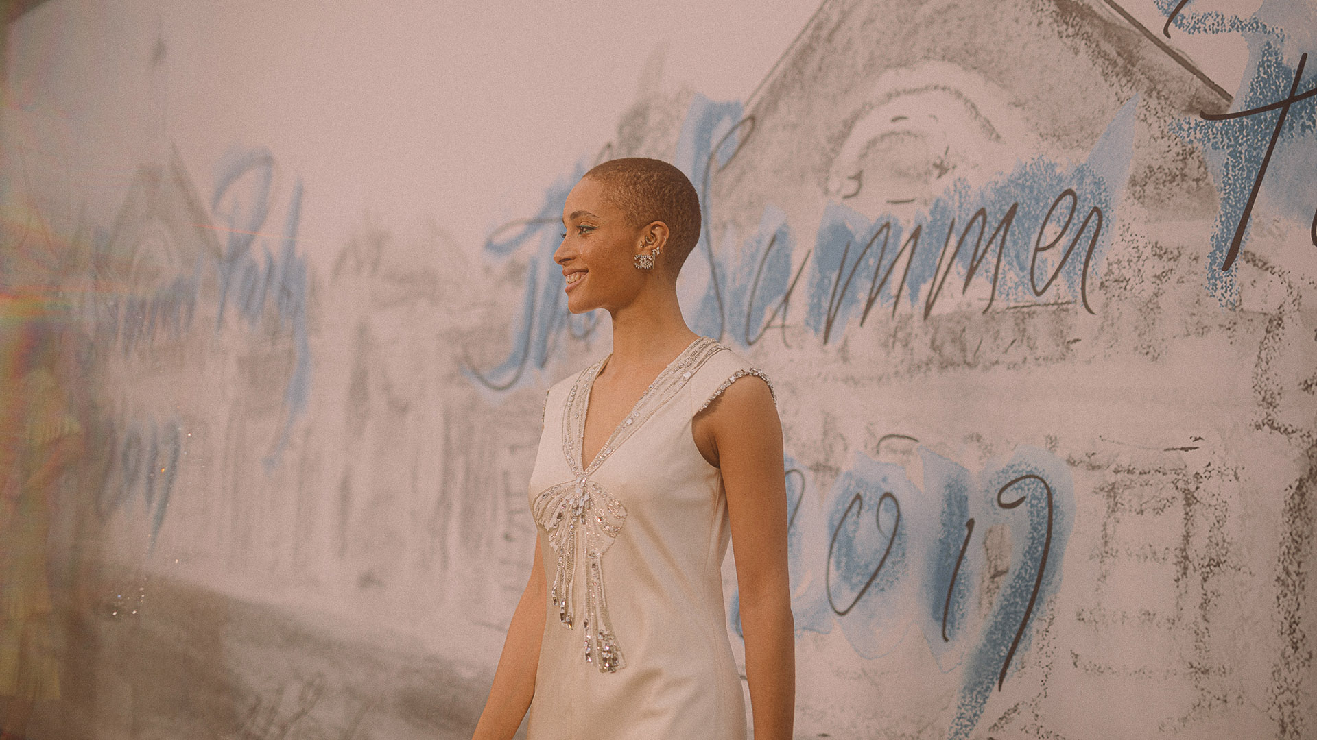 La modelo, Adwoa Aboah, fue una de las primeras en llegar a la fiesta, para festejar Serpentine Pavilion 2019 junto a Chanel