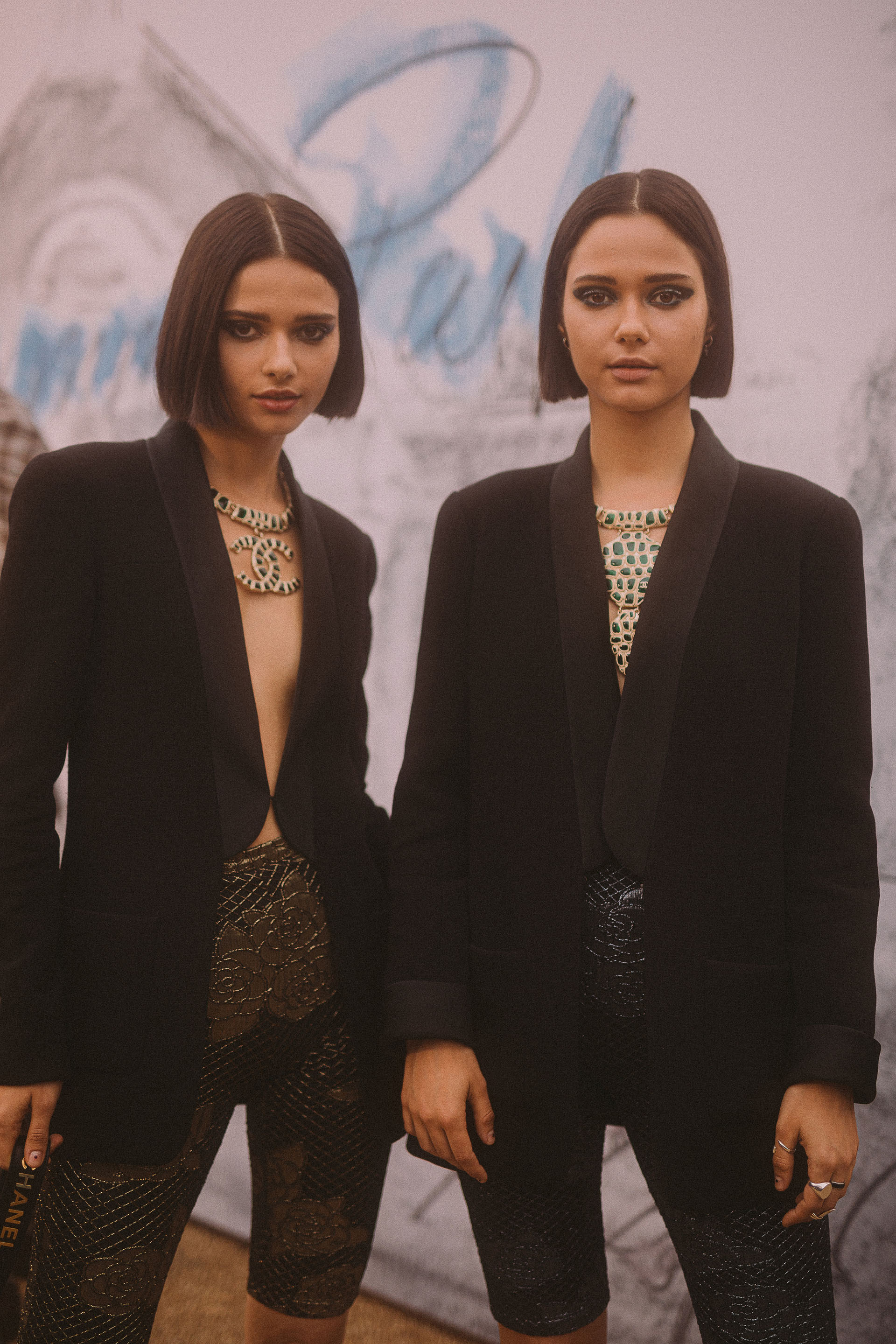 Sofia y Anna Kuprienko, del dúo musical Bloom Twins, llevaron chaquetas de lana negra de la pre-colección Primavera-Verano Ready-to-Wear 2018 /// Fotos: Gentileza Chanel