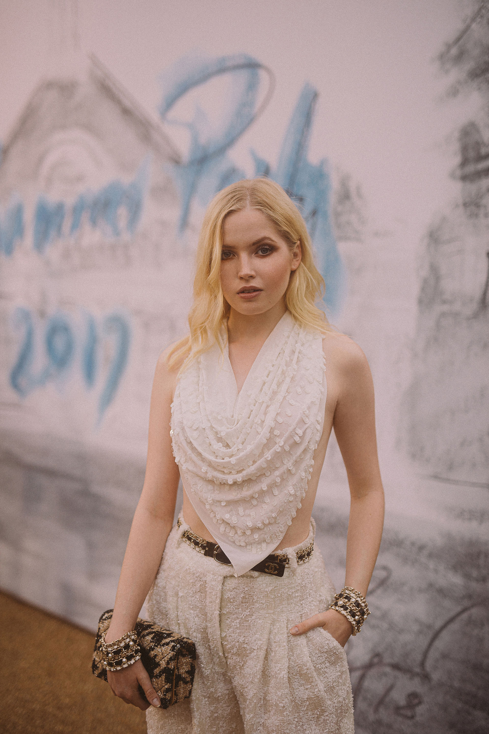 La modelo, Ellie Bamber, embajadora de Chanel, con un total look en tweed para disfrutar del encuentro entre la moda y el arte