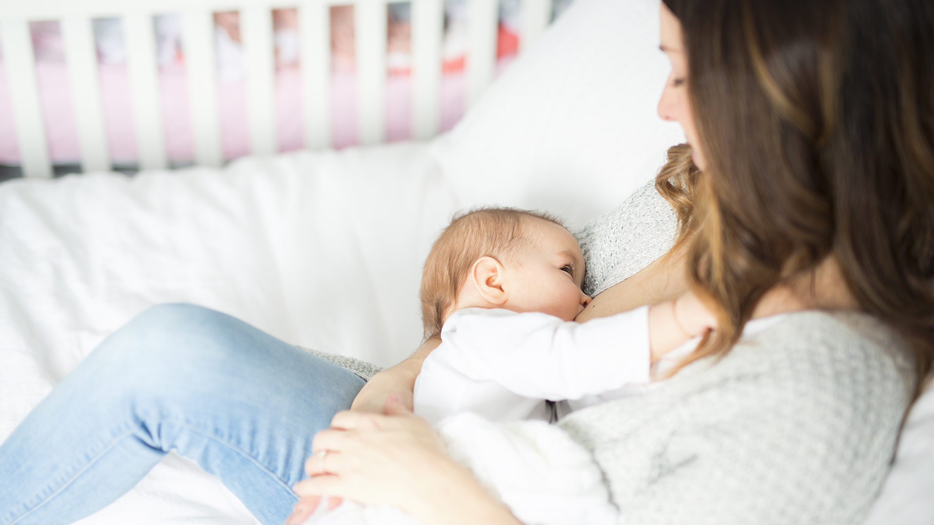 Mantener la lactancia materna es una de las recomendaciones para prevenir enfermedades en los más chicos (Shutterstock)