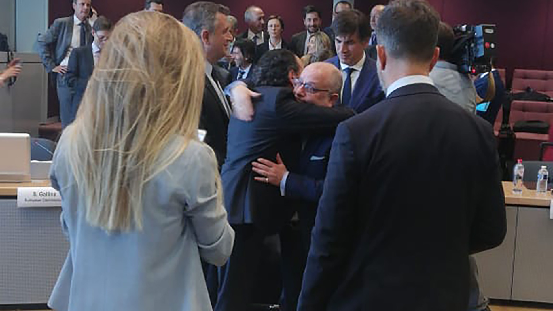 El canciller Jorge Faurie se abraza con el ministro de la Producción y el Trabajo, Dante Sica, tras haber cerrado el acuerdo entre el Mercosur y la Unión Europea