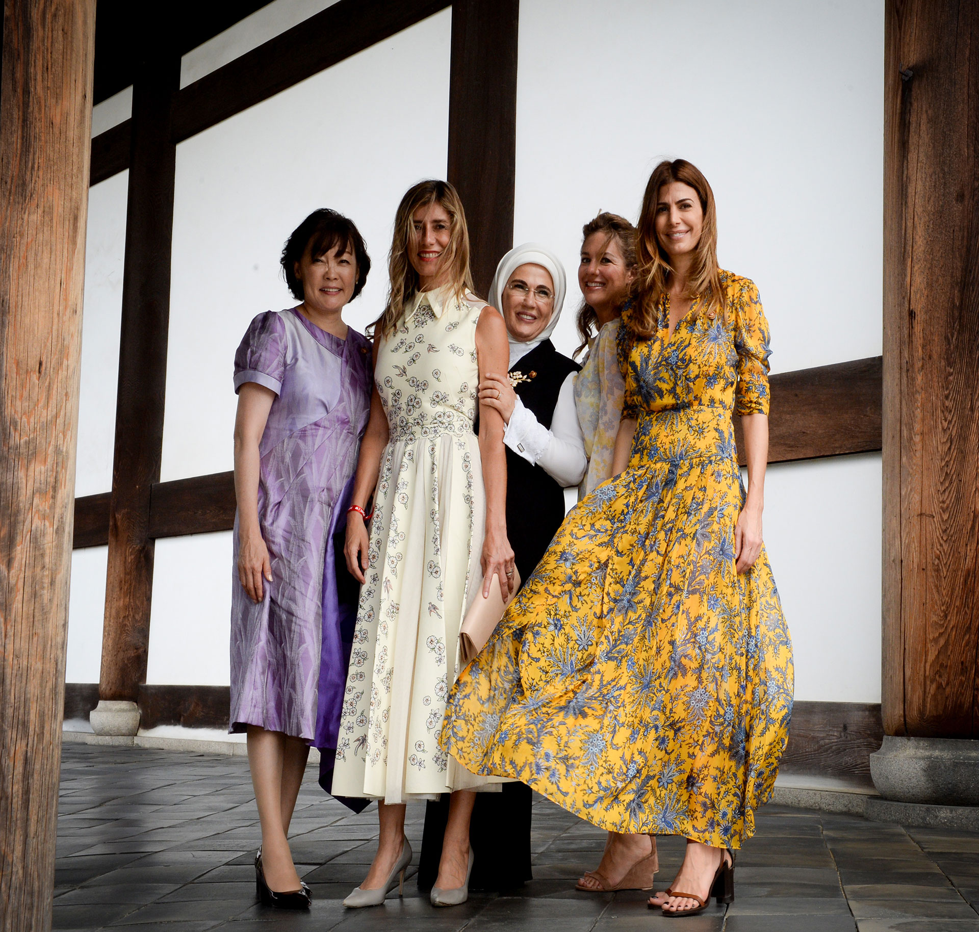 La Primera Dama, Juliana Awada, con sus pares: de izquierda a derecha: Akie Abe (Japón) Begoña Gómez (España), Emine Erdoğan (Turquía) y Sophie Trudeau (Canadá)