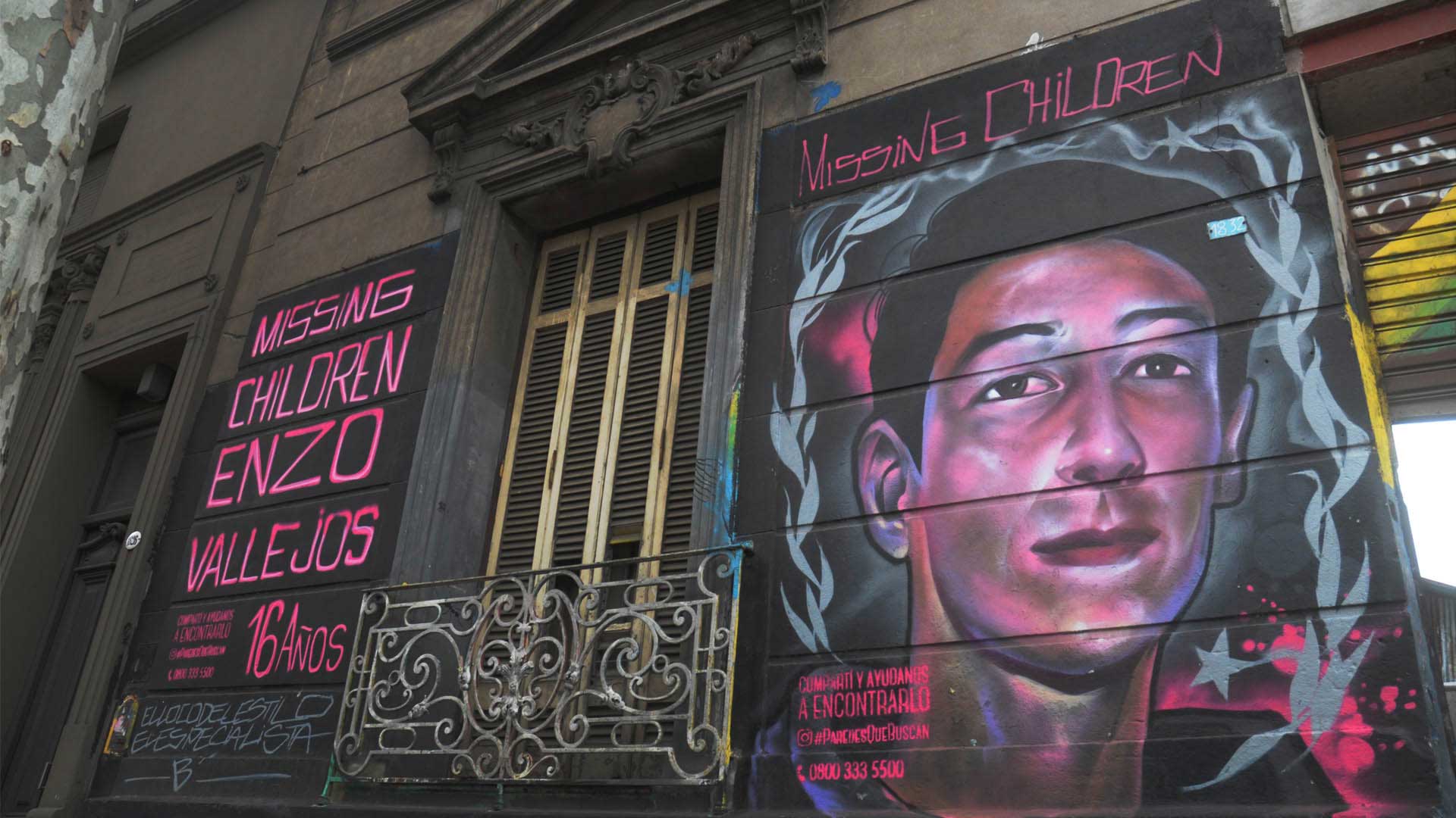 El arte callejero: otra iniciativa para darle visibilidad a las búsquedas. Muchas personas no se fotografían los graffitis y los replican en las redes sociales. Foto: Fernando Calzada.