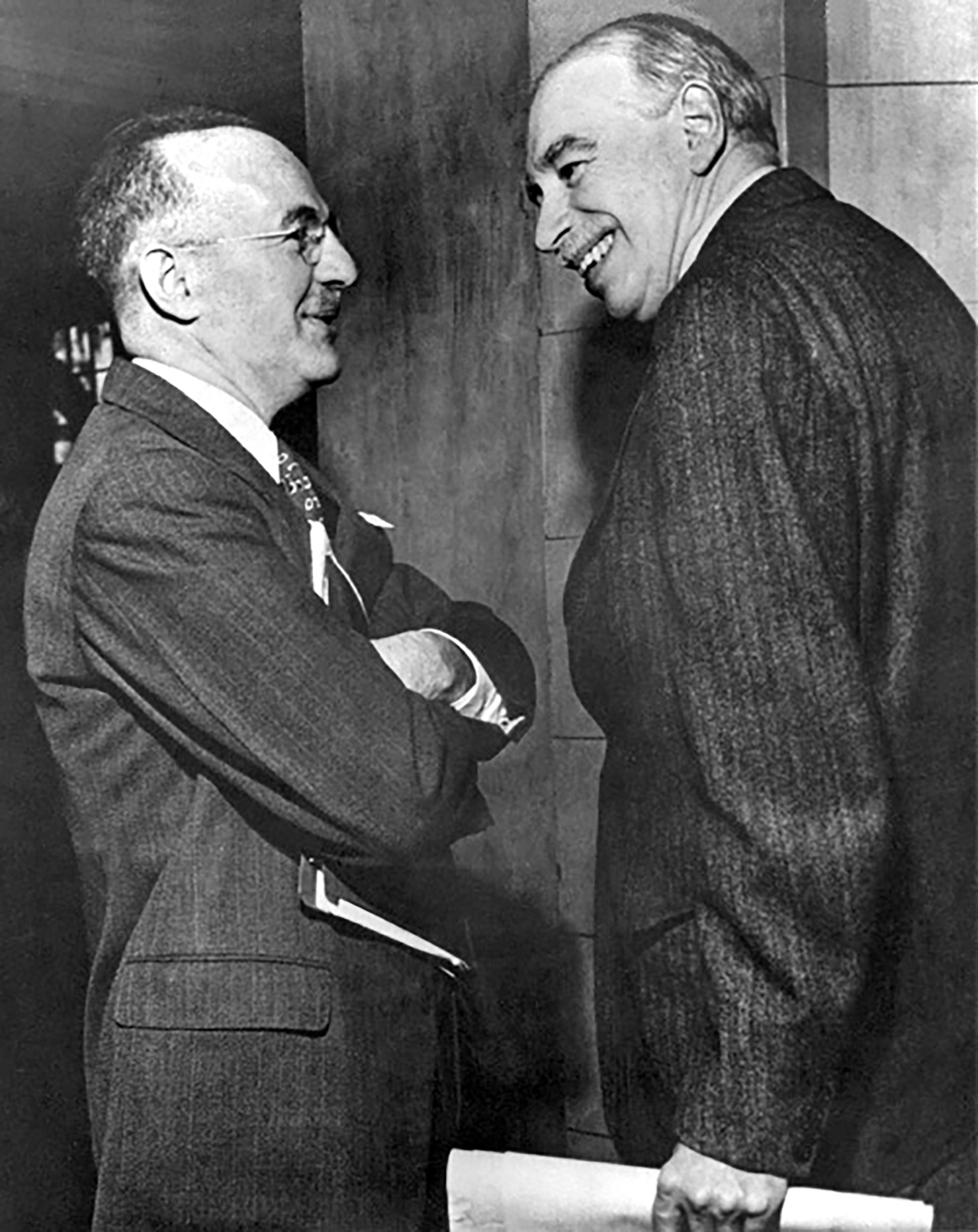 El secretario adjunto del Tesoro de Estados Unidos, Harry Dexter White (izq.) y John Maynard Keynes, asesor honorario del Tesoro del Reino Unido, en la reunión inaugural de la Junta de Gobernadores del FMI en Savannah, Georgia, el 8 de marzo de 1946 (FMI).