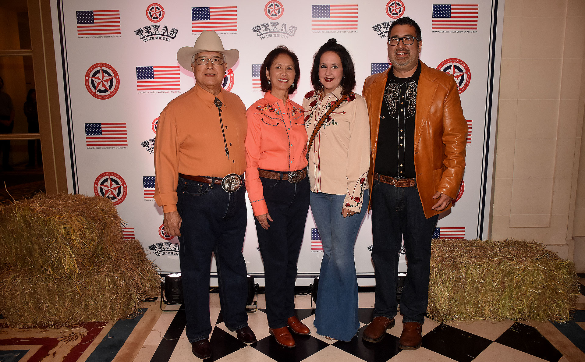 El embajador en familia, junto a su hijo y nuera