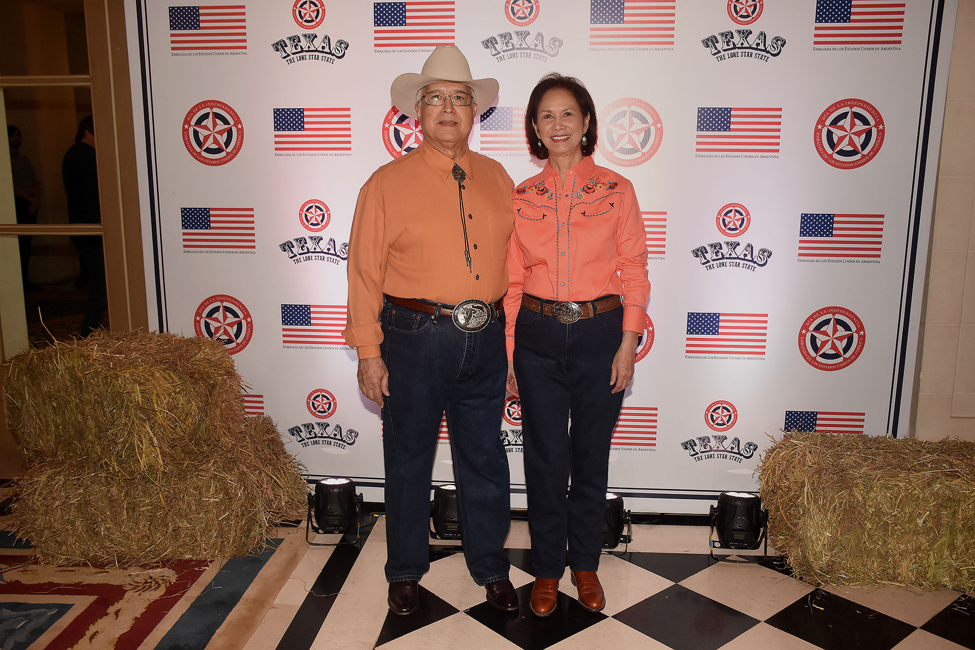 El embajador de los Estados Unidos en la Argentina, Edward C. Prado, y su mujer María recibieron a los invitados en el Palacio Bosch para festejar el tradicional 4 de julio (Fotos: Nicolás Stulberg)