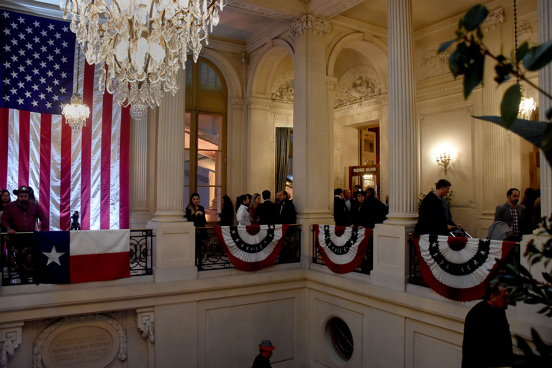 El Palacio Bosch decorado con los colores de la bandera de los Estados Unidos para festejar el Día de la Independencia