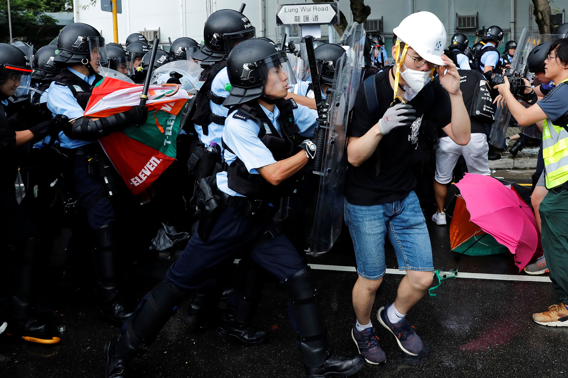 La policía intenta dispersar a los manifestantes cerca de una ceremonia de bandera. (Reuters / Tyrone Siu)