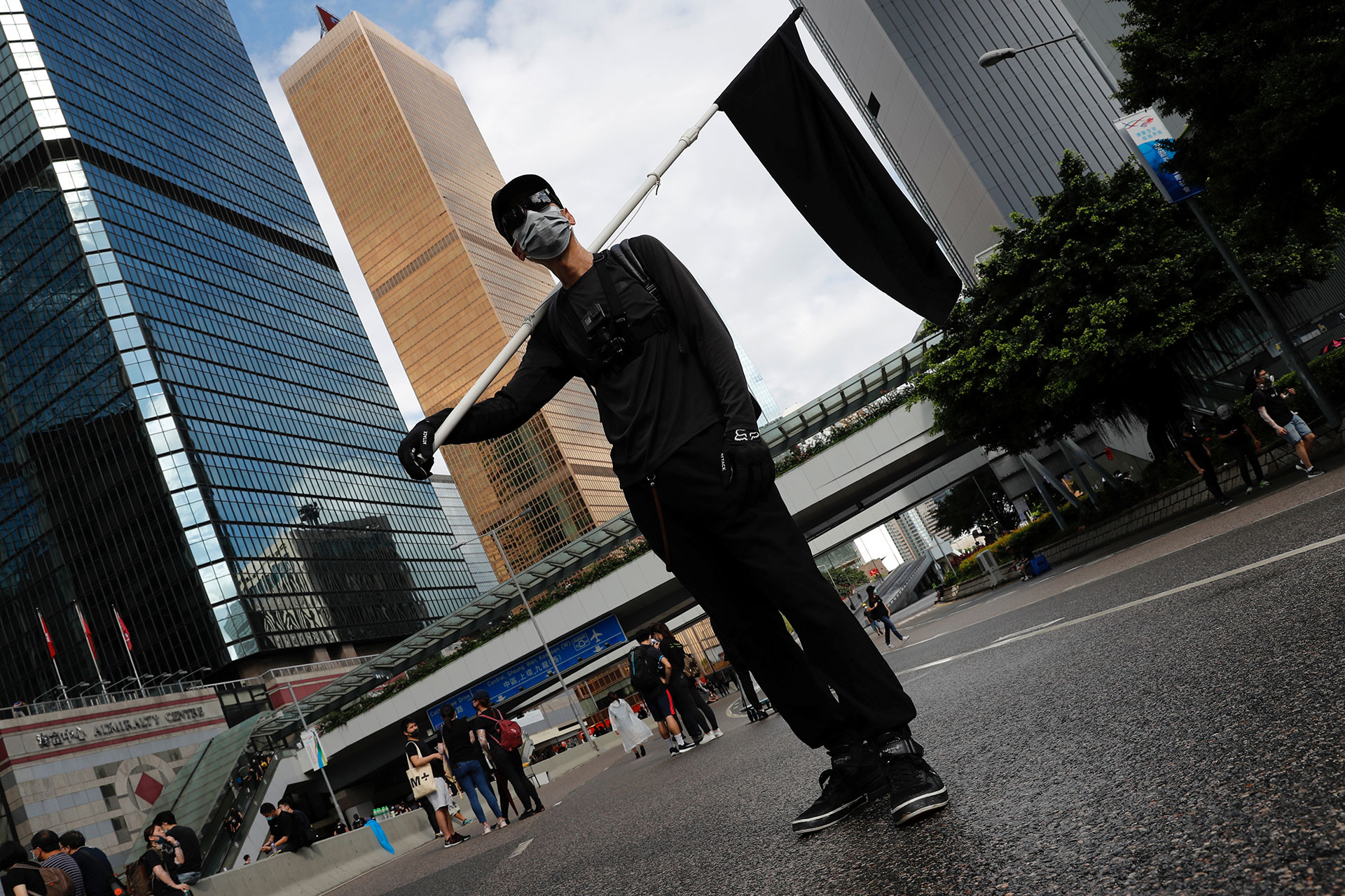 Un manifestante en contra de la extradición lleva una bandera negra. (Reuters / Tyrone Siu)