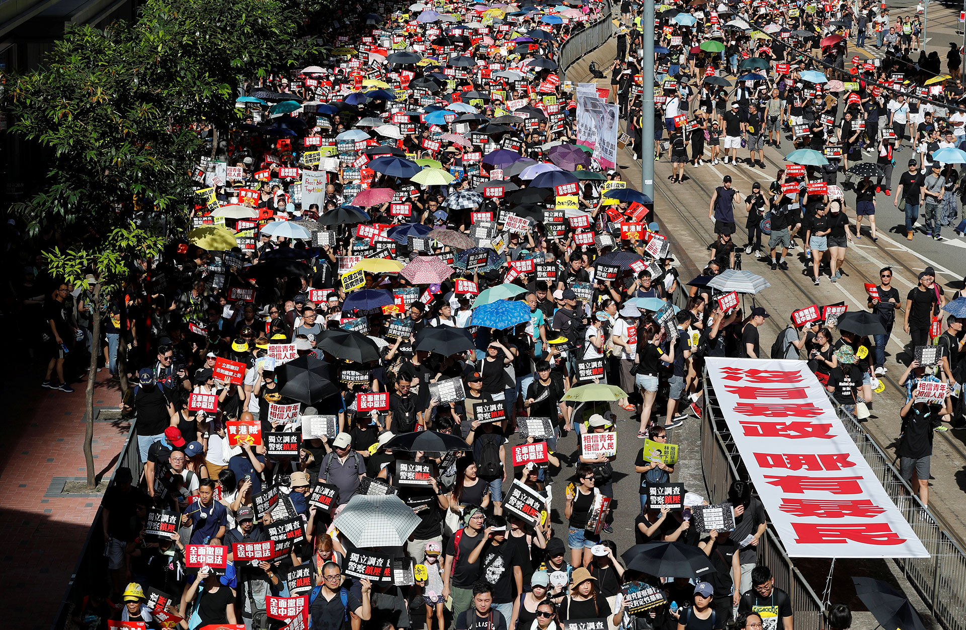 Los manifestantes contra el proyecto de ley contra la extradición marchan durante el aniversario de la entrega de Hong Kong a China en Hong Kong, China, el 1 de julio de 2019. (Reuters / Tyrone Siu)