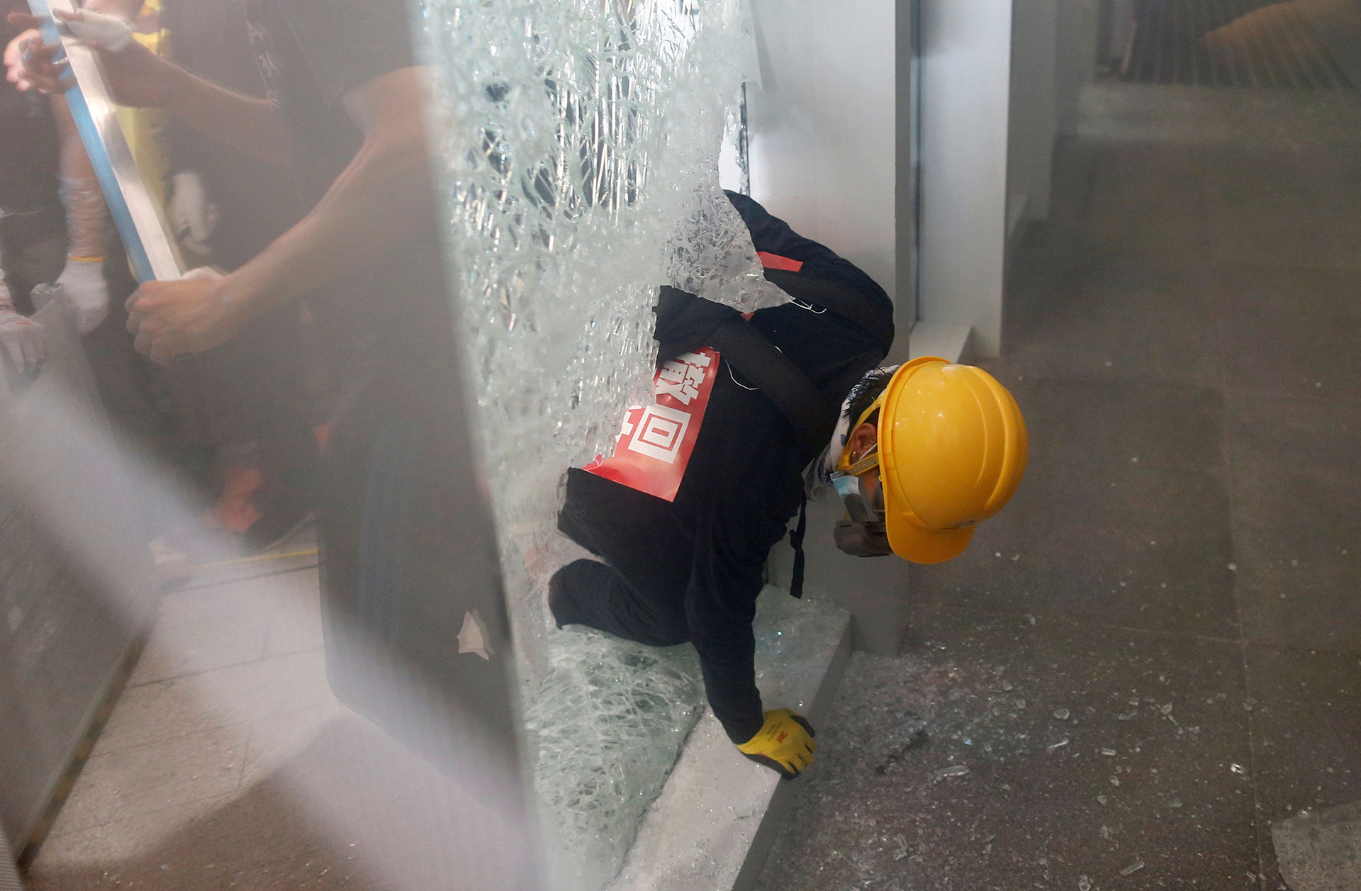 Un manifestante irrumpe en el edificio del Consejo Legislativo. (Reuters/ Thomas Peter)