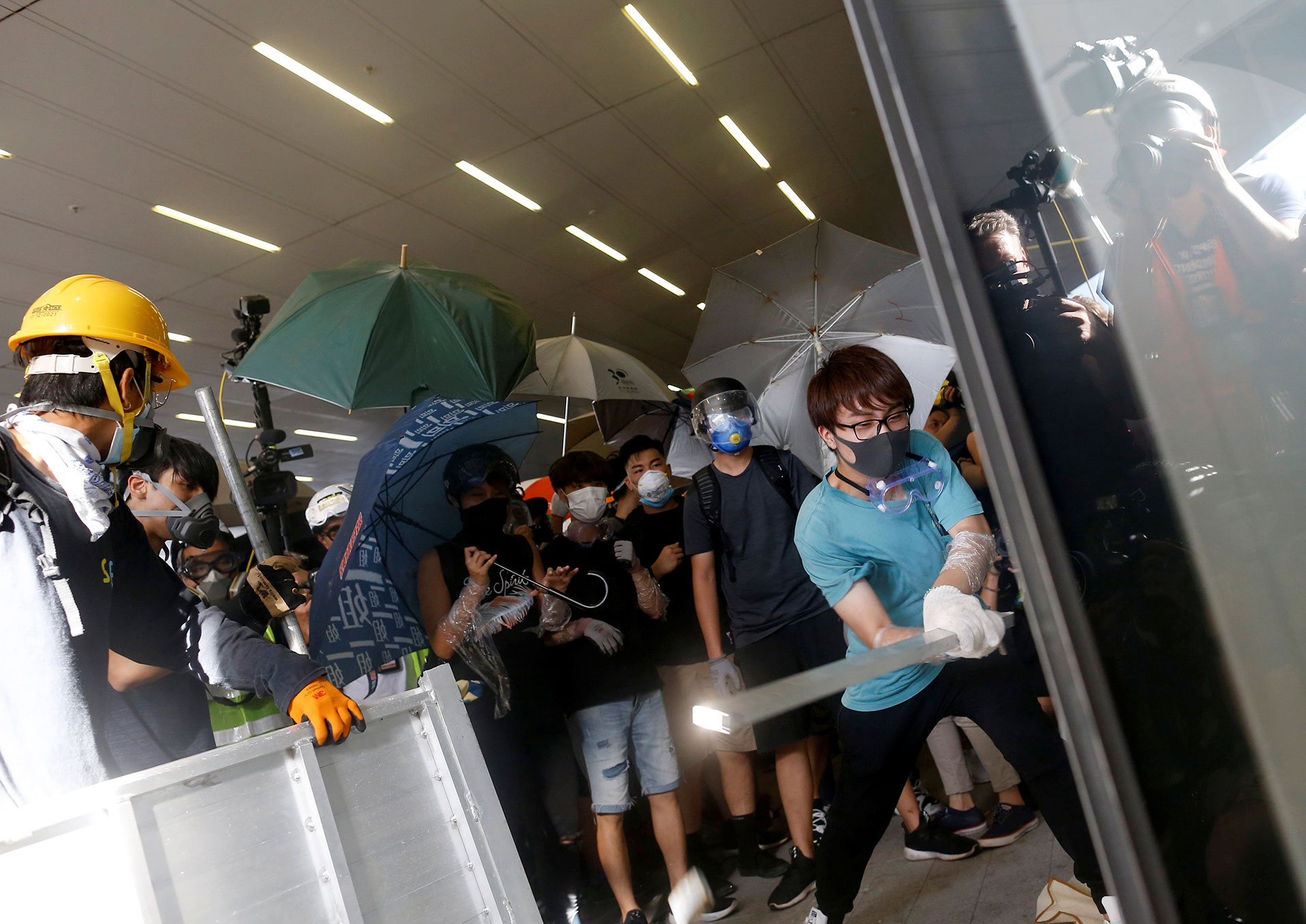 Los manifestantes intentan irrumpir el edificio. (Reuters / Thomas Peter)