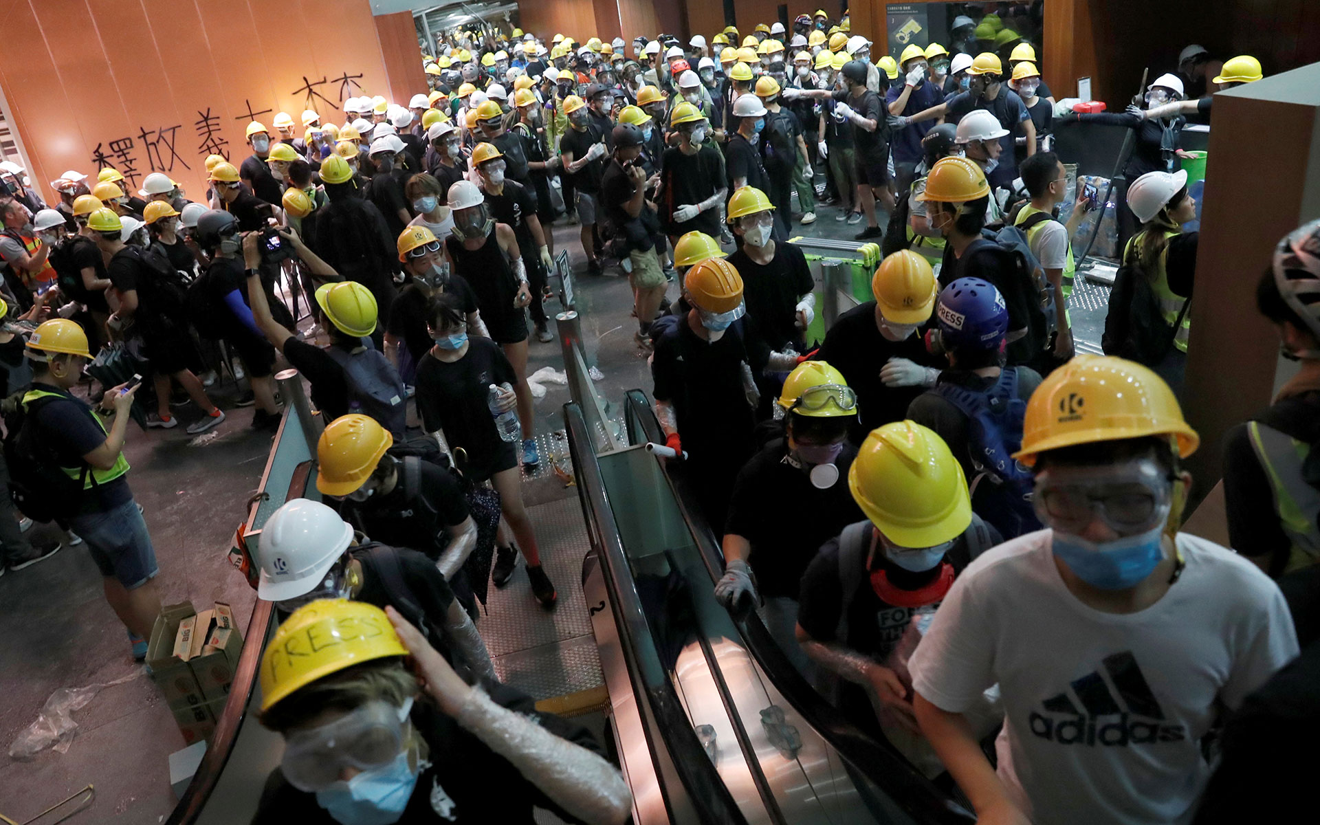 Los manifestantes irrumpen en el edificio del Consejo Legislativo durante el aniversario de la entrega de Hong Kong a China. (Reuters / Tyrone Siu)