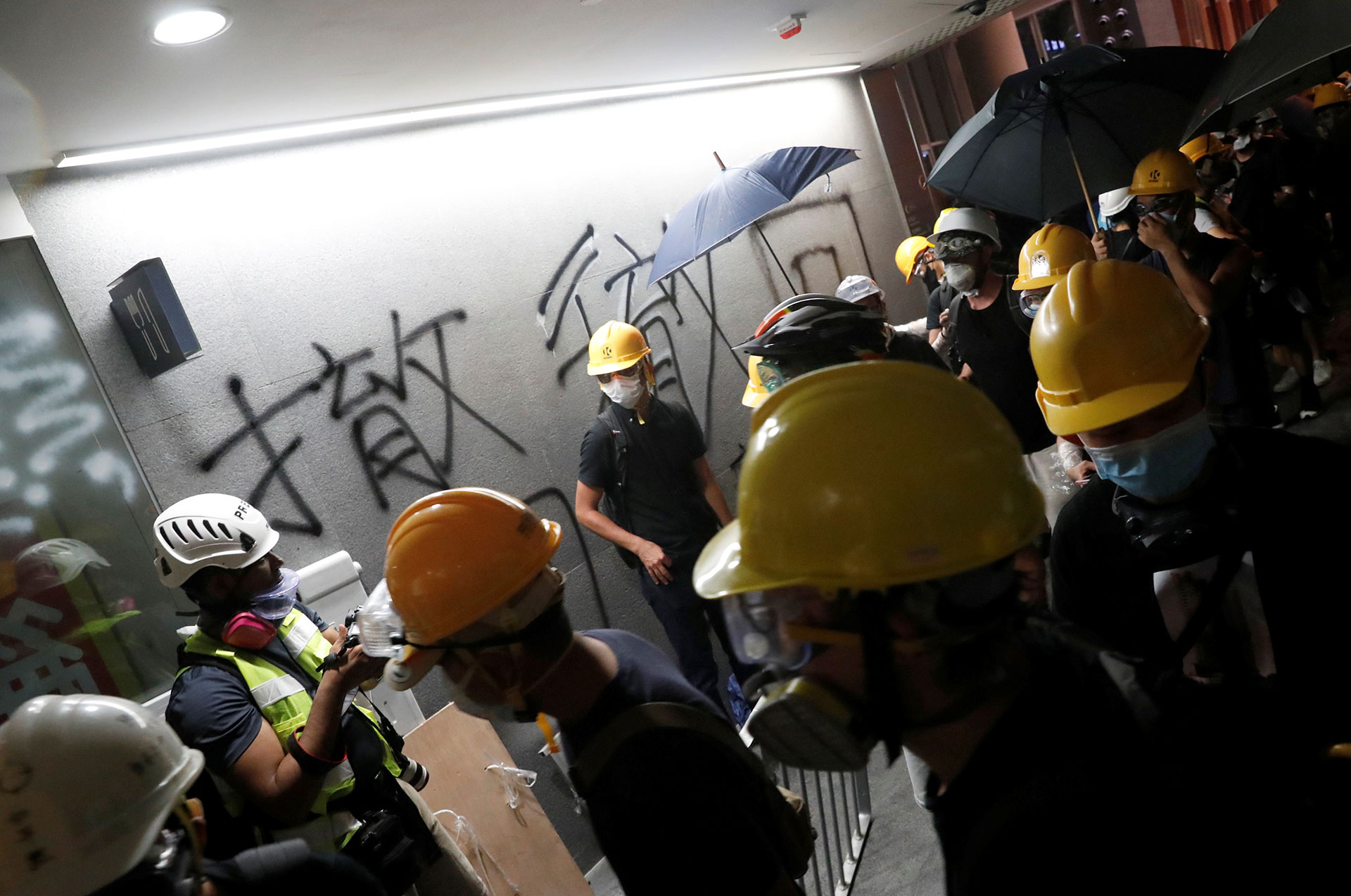 Los manifestantes pintaron las paredes cuando entraron al edificio. (Reuters)