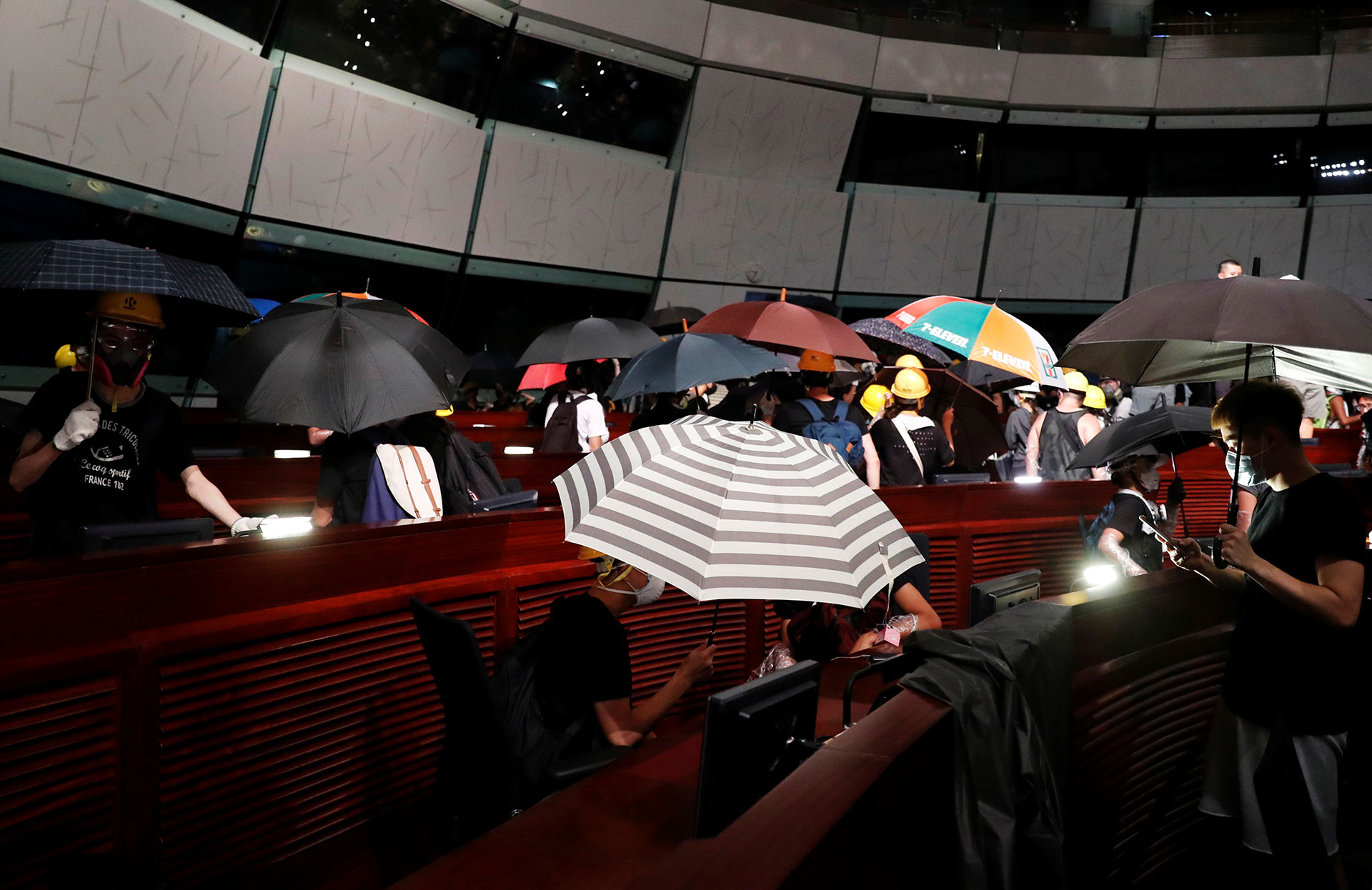 Los icónicos paraguas de los manifestantes de Hong Kong, adentro del parlamento. (Reuters)