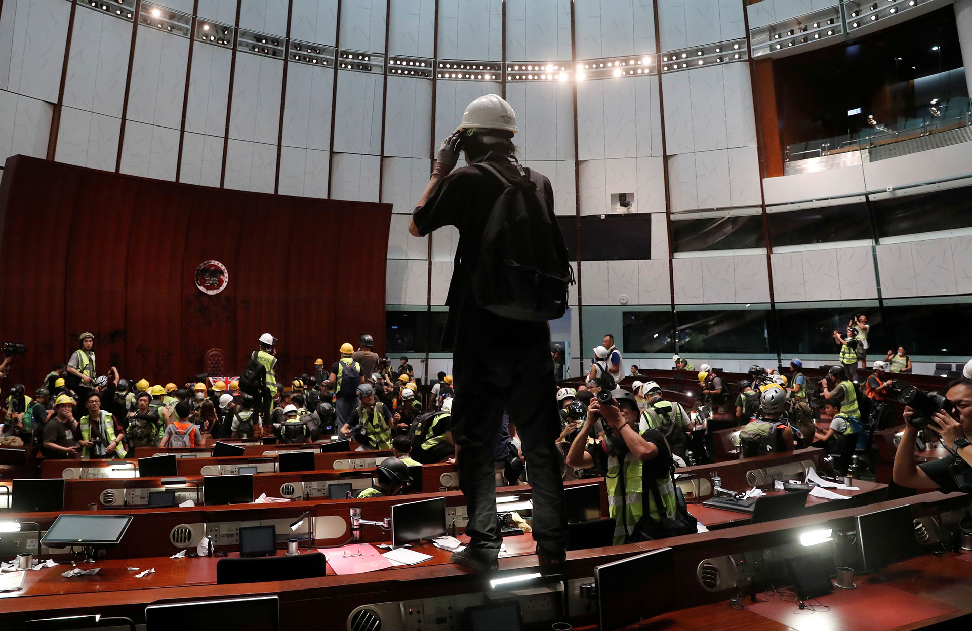 Los manifestantes dentro del Salón de Plenos de el Consejo Legislativo de Hong Kong (Reuters)