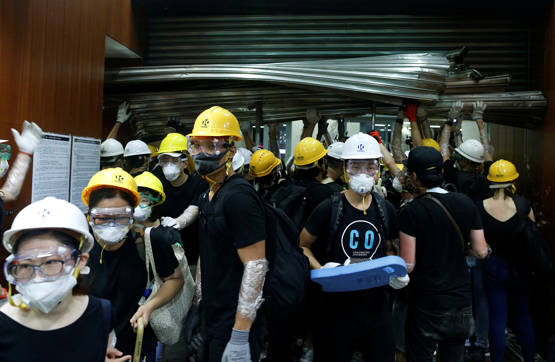 Los manifestantes vestían negro y tenía cascos amarillos o blancos. (Reuters)