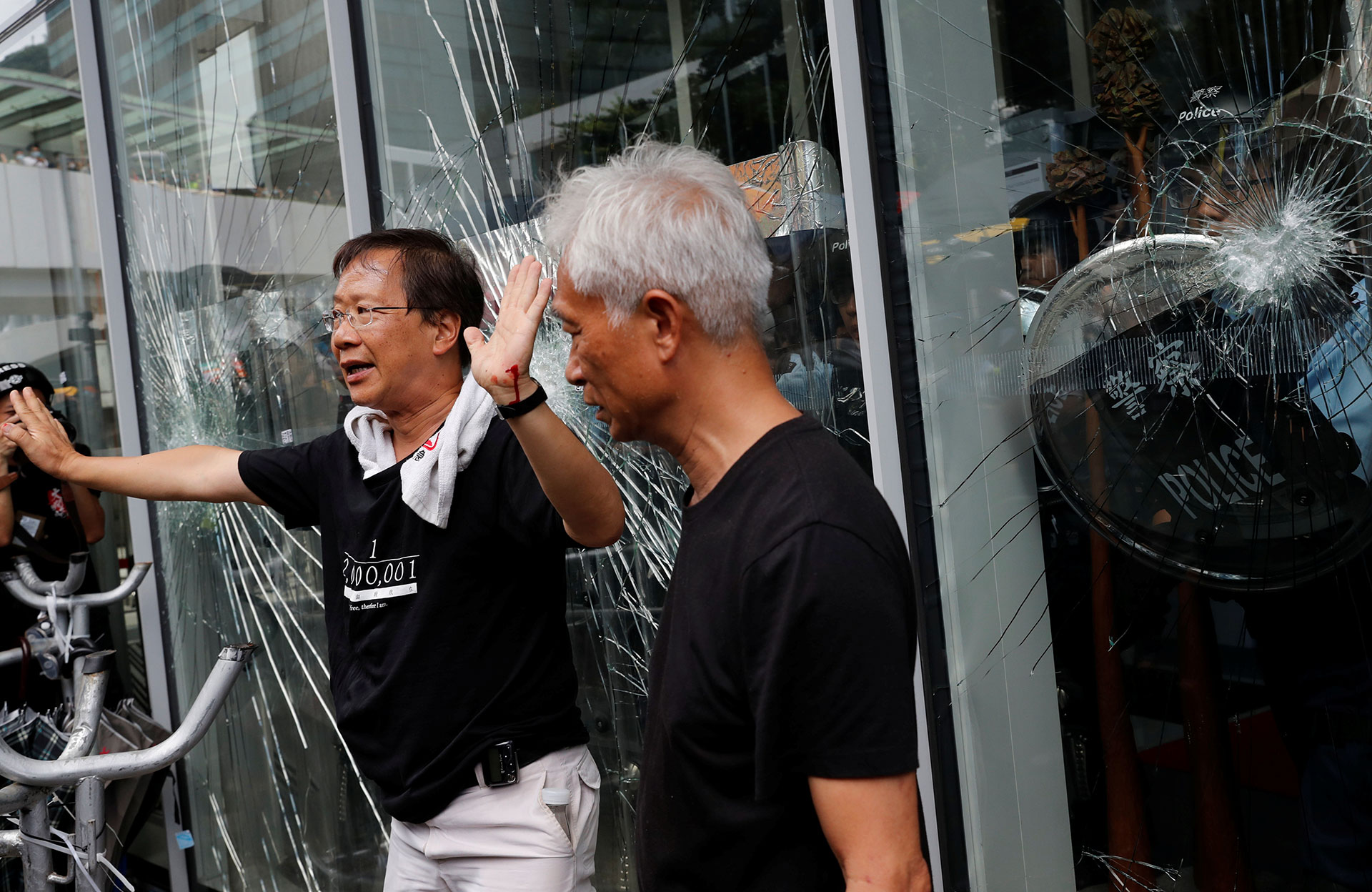 Los legisladores Kwok Ka-ki y Leung Yiu-chung intentan calmar a los manifestantes mientras estos intentan ingresar al edificio del Consejo Legislativo (Reuters / Tyrone Siu)