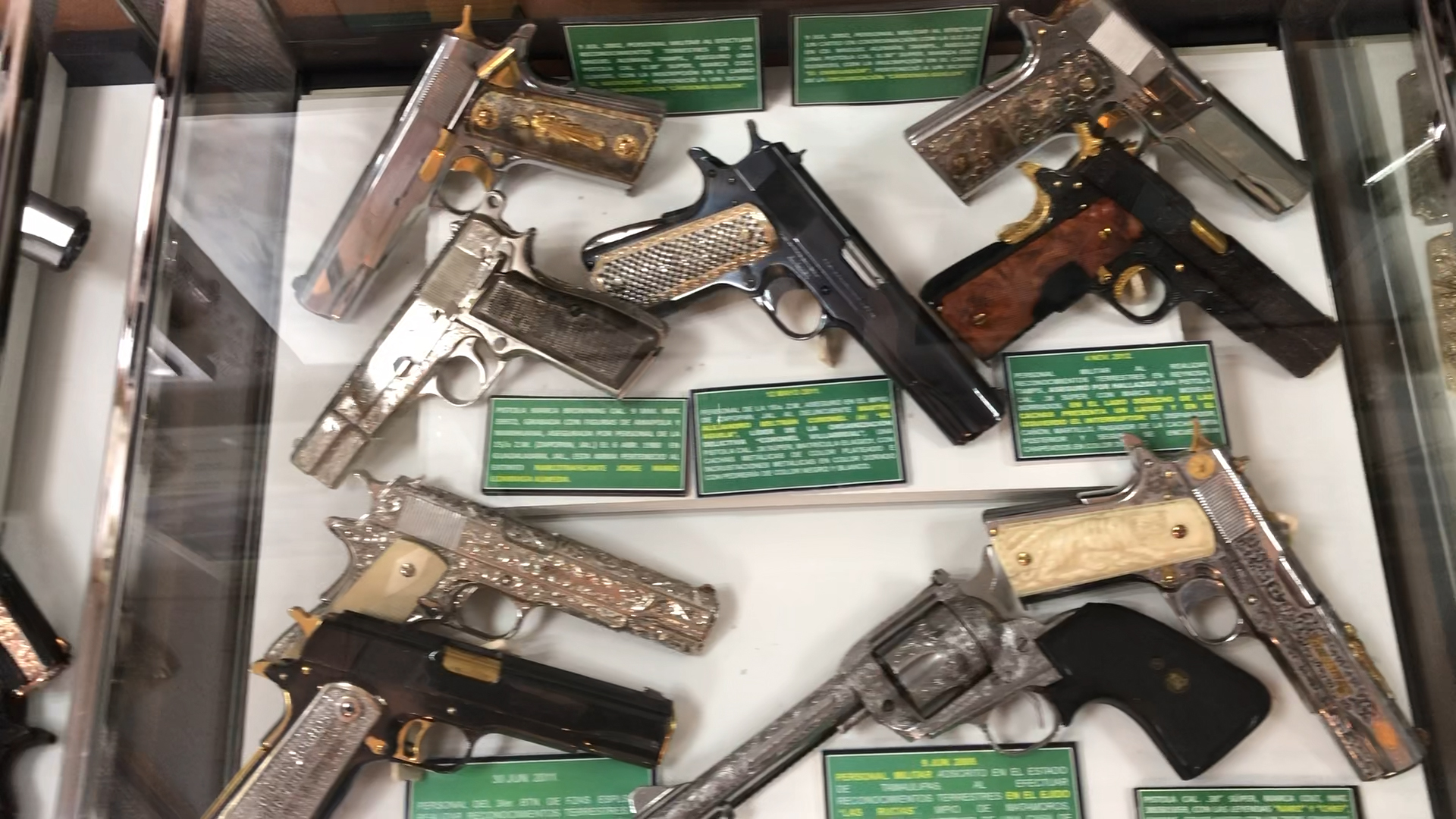 Armas que fueron propiedad de los capos mexicanos, antes de haber sido capturados o abatidos (Foto: Diana Zavala/Infobae)