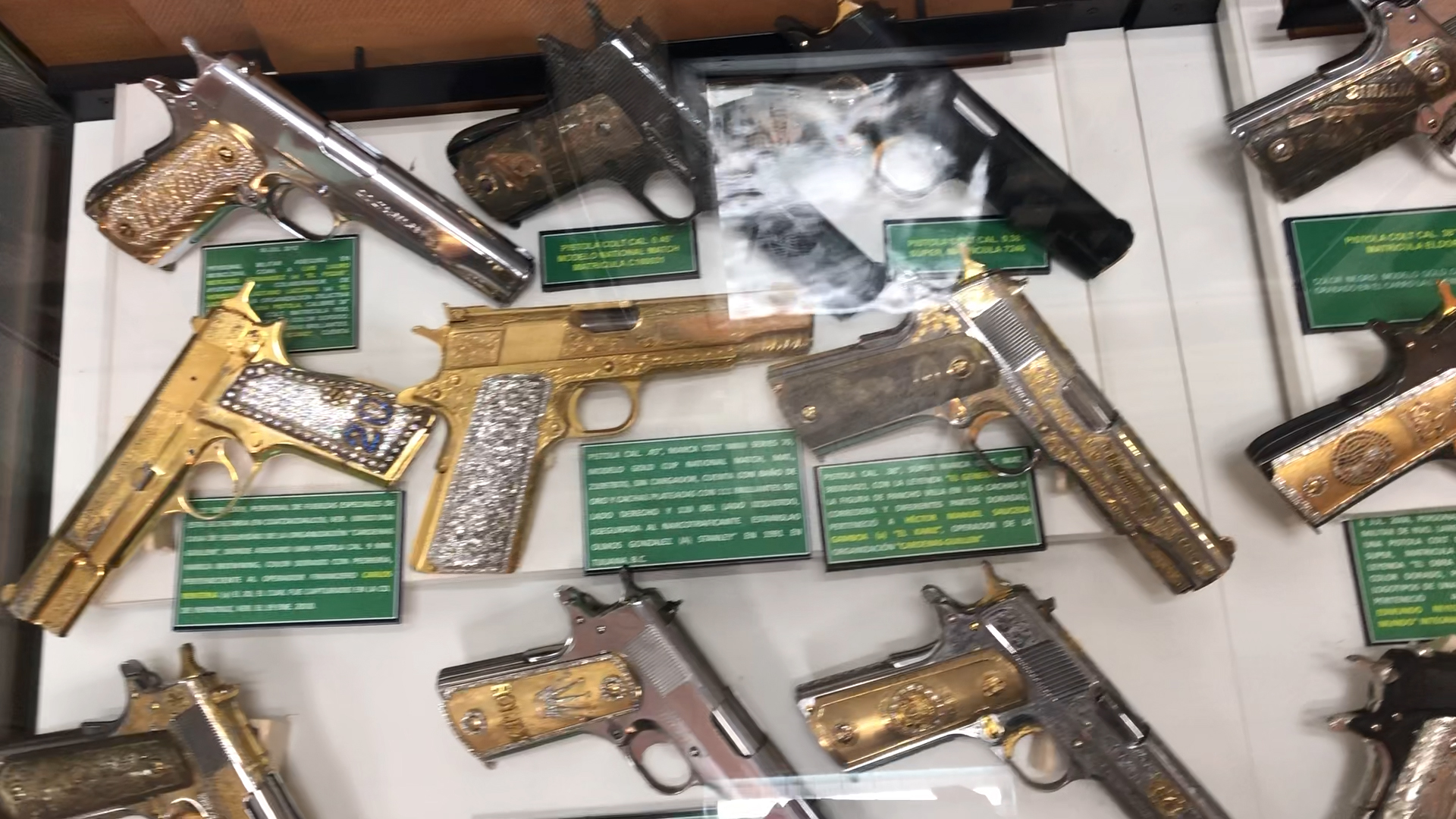 Armas que fueron propiedad de los capos mexicanos, antes de haber sido capturados o abatidos (Foto: Diana Zavala/Infobae)