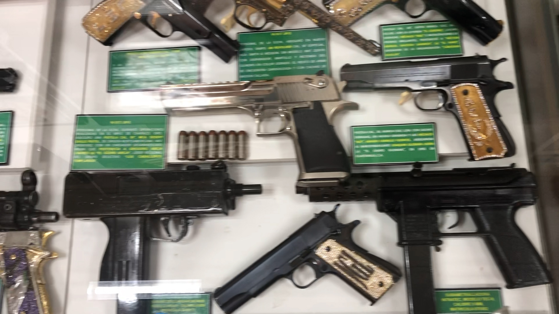 Armas que fueron propiedad de los capos mexicanos, antes de haber sido capturados o abatidos (Foto: Diana Zavala/Infobae)