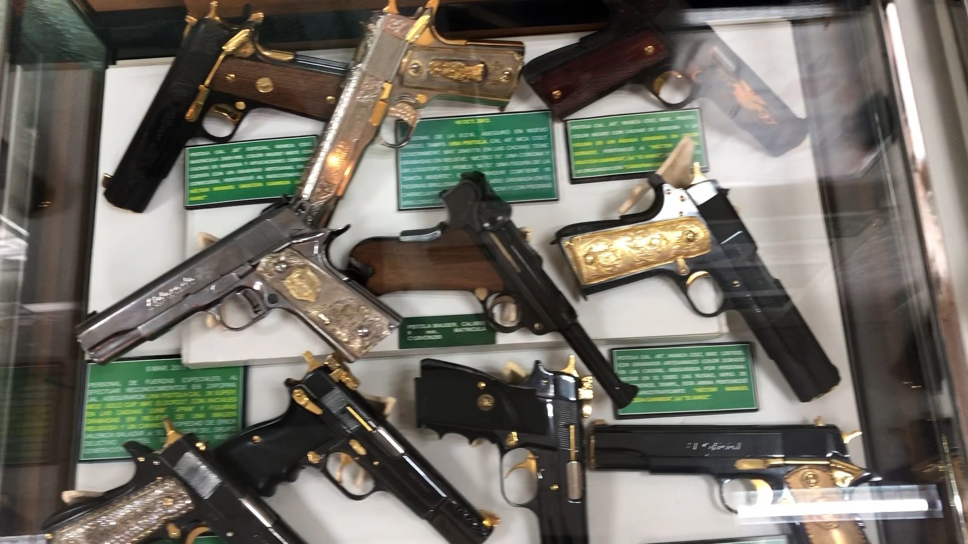 Armas que fueron propiedad de los capos mexicanos, antes de haber sido capturados o abatidos (Foto: Diana Zavala/Infobae)