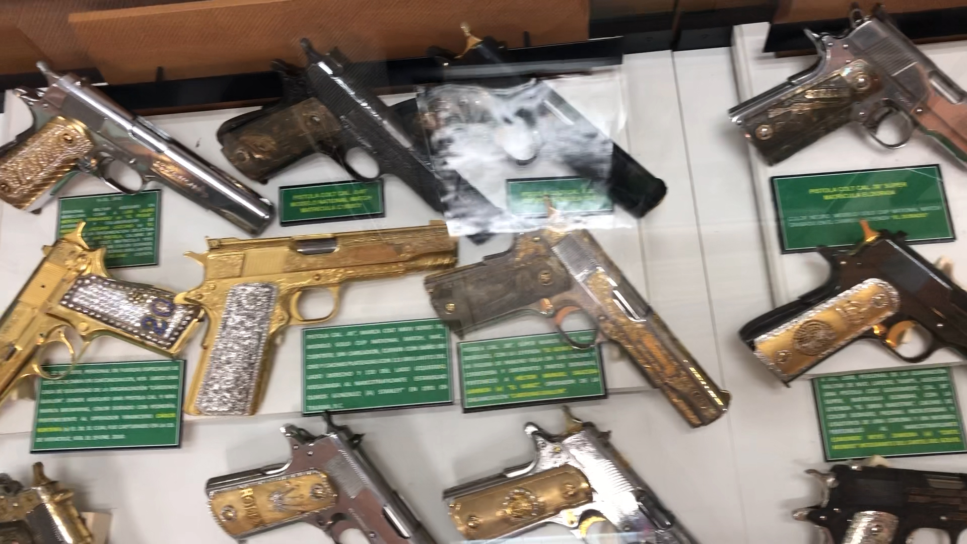Armas que fueron propiedad de los capos mexicanos, antes de haber sido capturados o abatidos (Foto: Diana Zavala/Infobae)