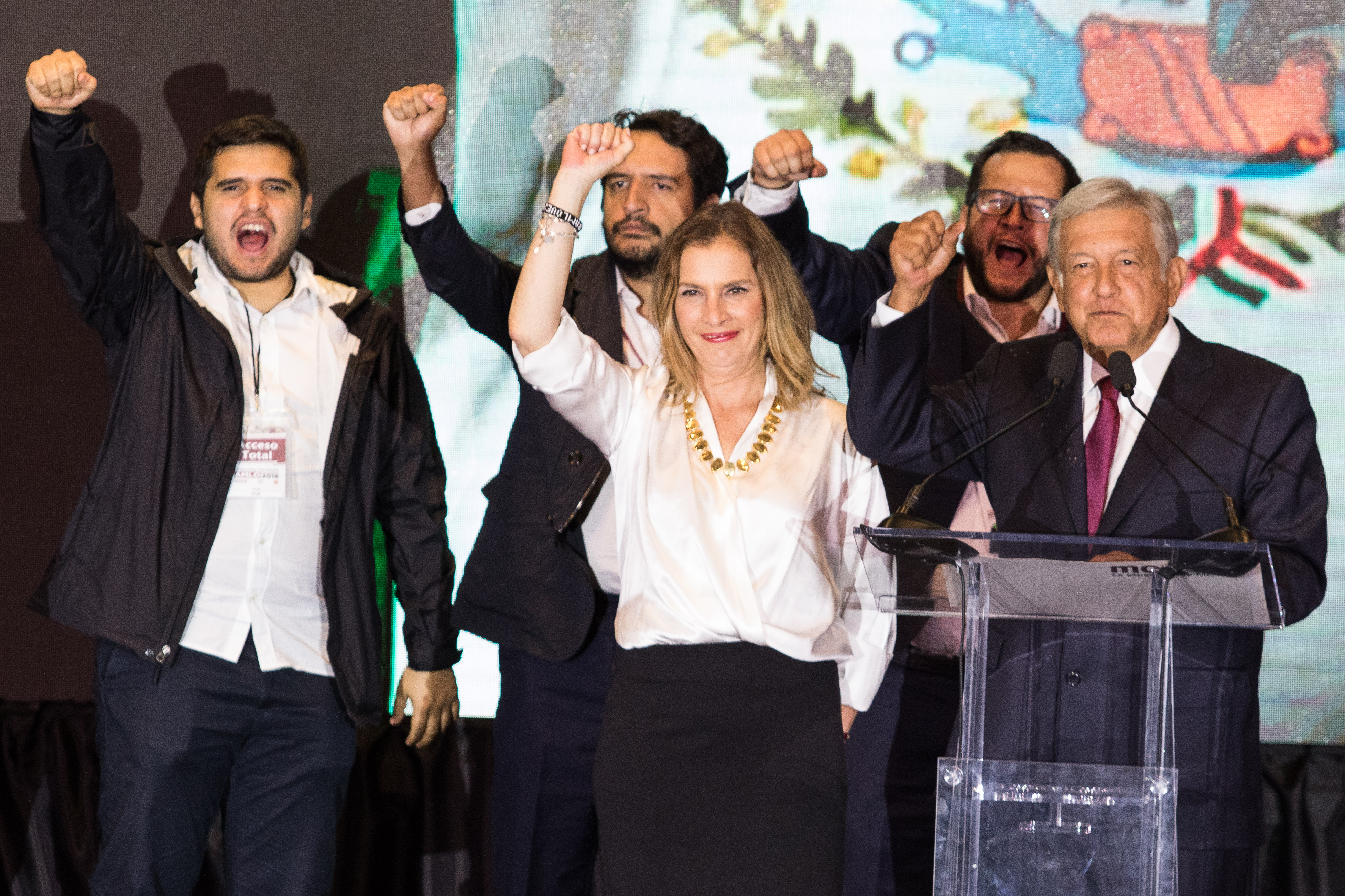 AMLO festeja con su familia la noche del 1 de julio, cuando su esposa, Beatriz Gutiérrez Müller, grabó el video publicado un año después (Foto Saúl López/ Cuartoscuro)