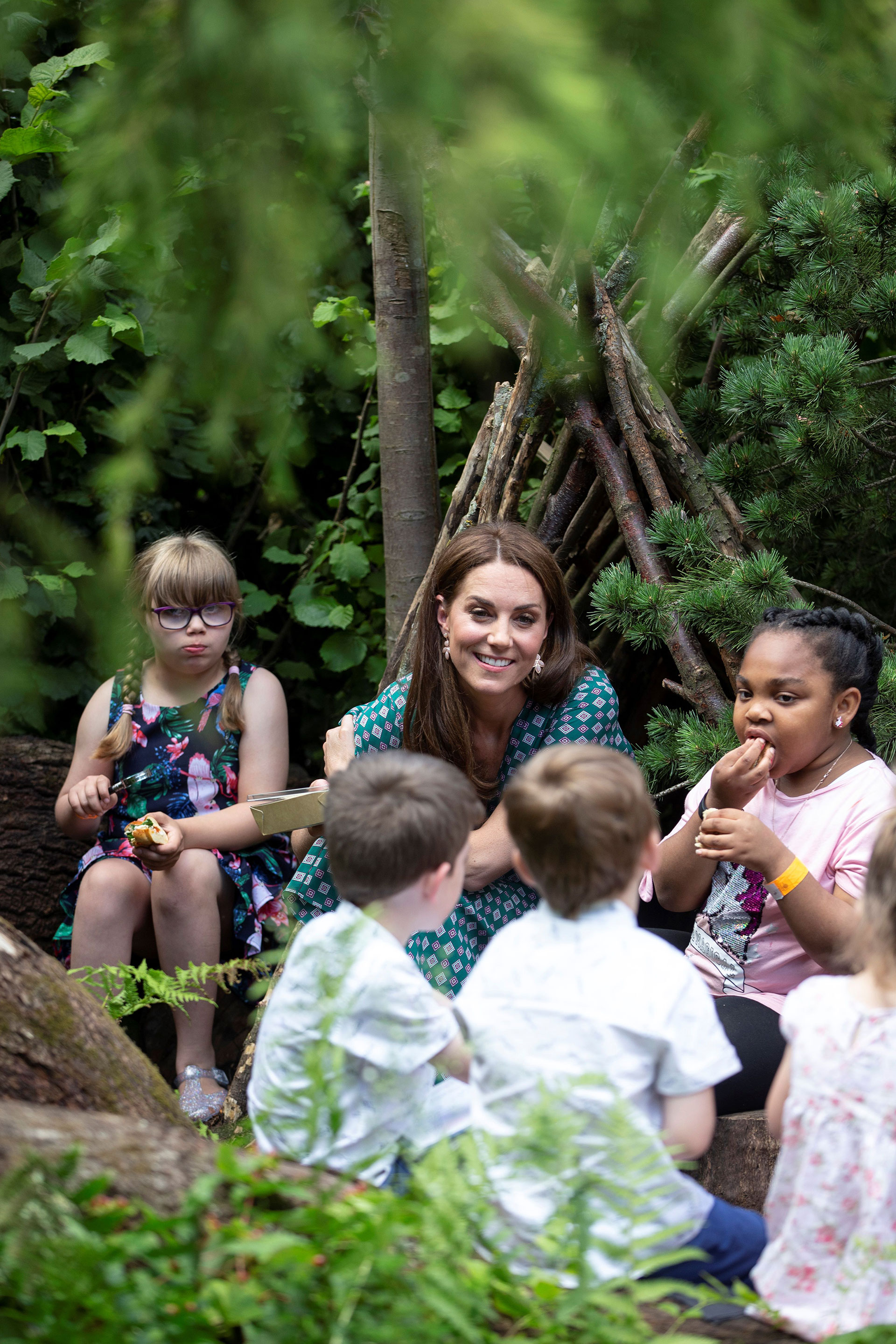 Allí, en el espacio verde, la Duquesa de Cambridge recibió a un grupo de niños para pasar una tarde de juegos y aventuras