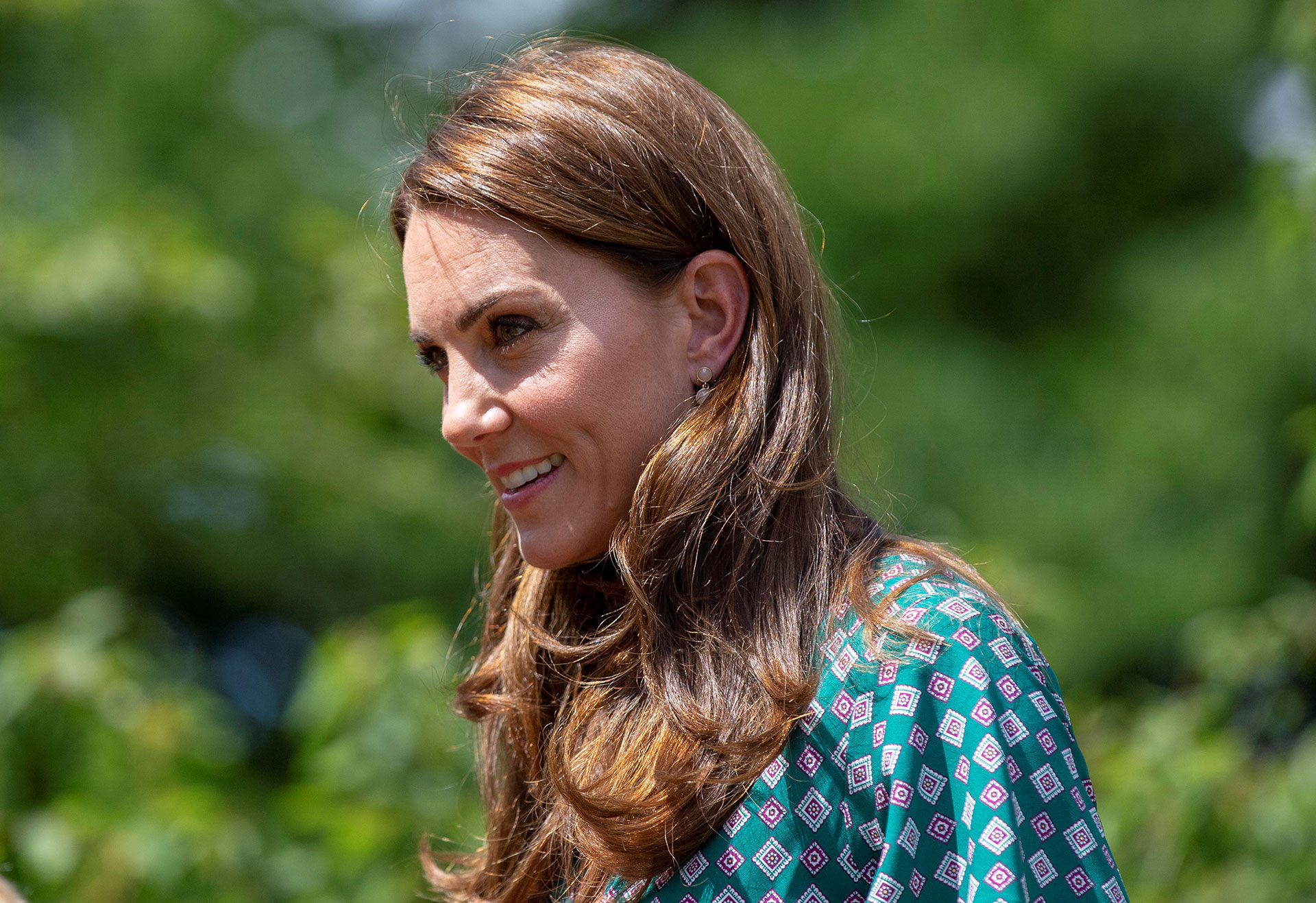 Para la ocasión al aire libre, Kate optó por lucir un vestido cómodo sin dejar atrás la elegancia. Una pieza de la firma francesa Sandro y de estampa geométrica. Llevó el pelo suelto y aros de una firma low cost /// Fotos: AFP