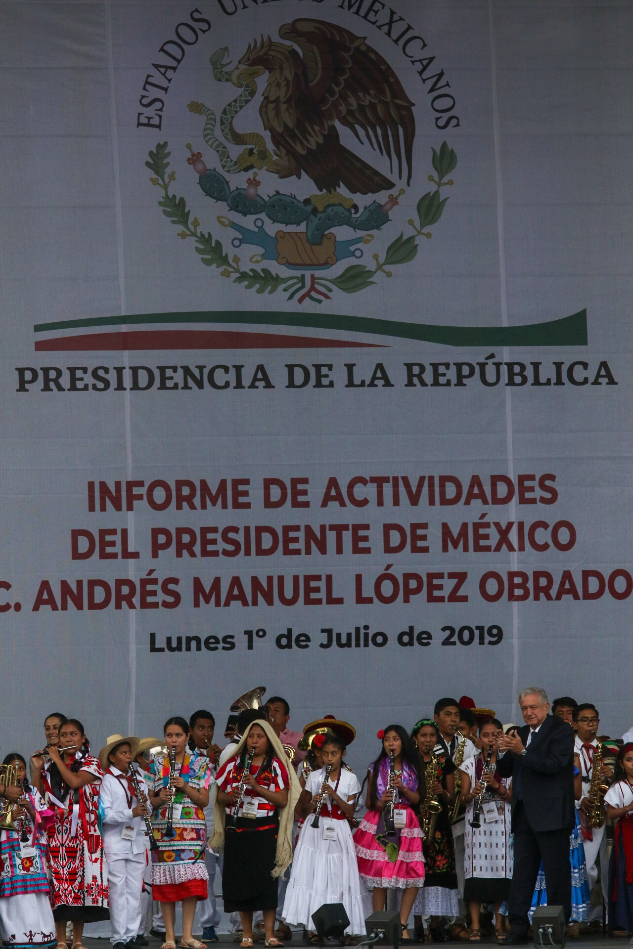 En el festejo del primer año de su triunfo, López Obrador estuvo rodeado de empresarios, miembros de su gabinete y miles de ciudadanos (Foto: Cuartoscuro) (Foto: Cuartoscuro)