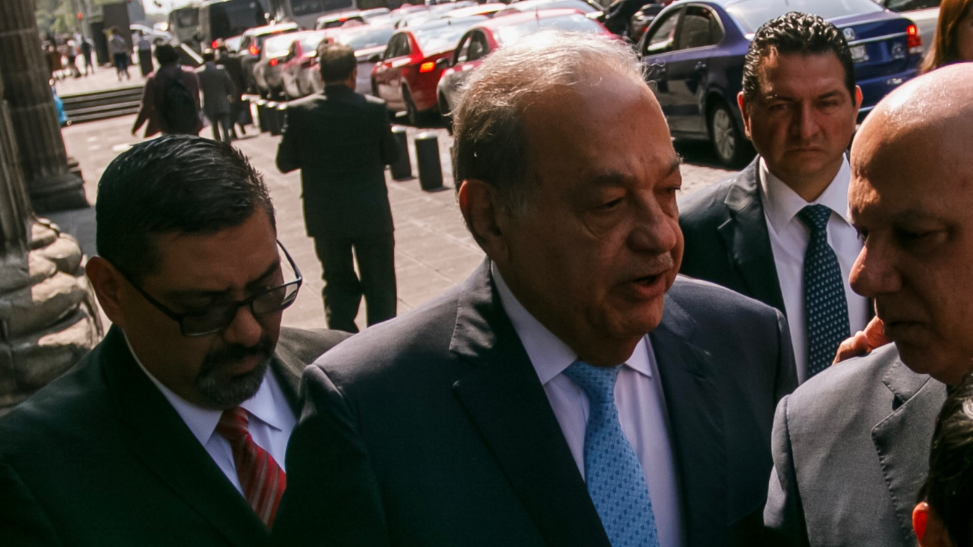 El hombre más rico de México estuvo presente en el informe que López Obrador ofreció en el primer aniversario de su triunfo electoral (Foto: Cuartoscuro)