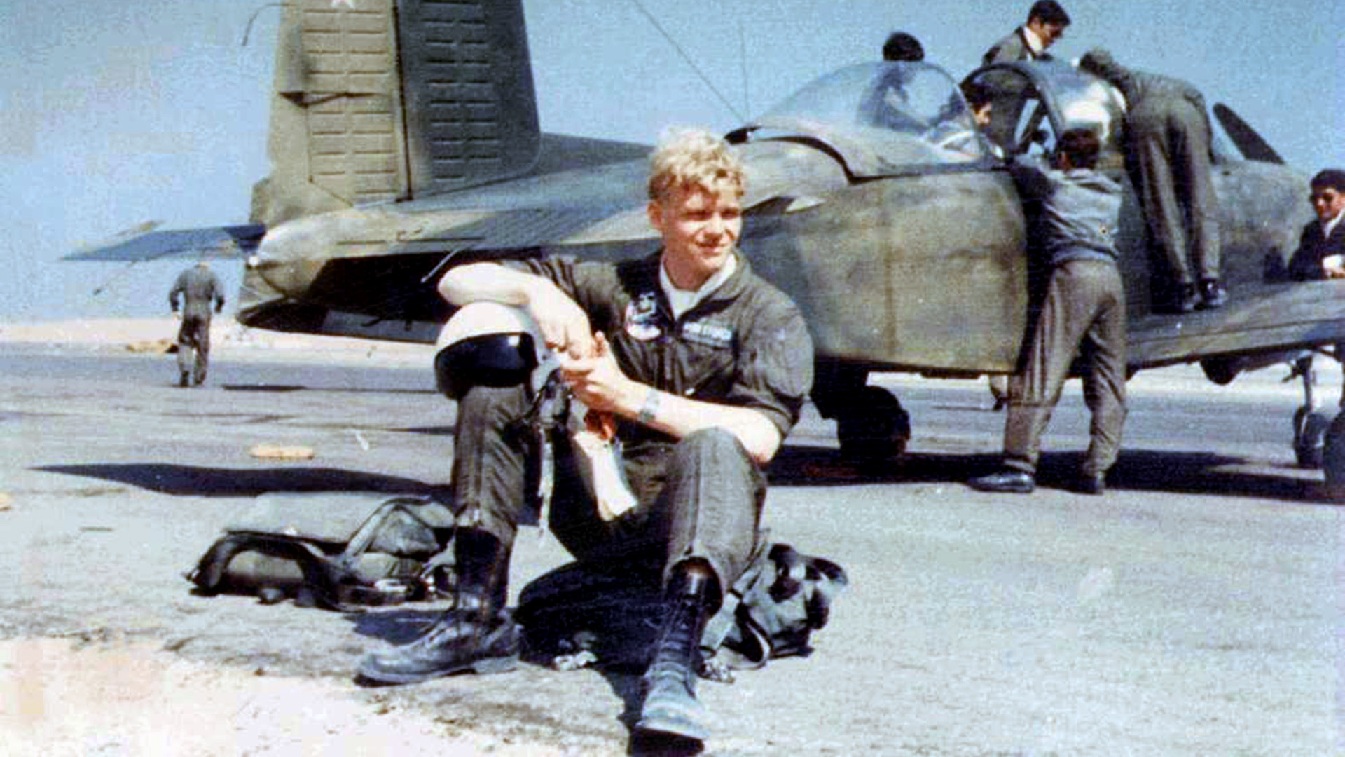 El piloto chileno, con apenas 17 años, delante de su primer avión, un Mentor T34