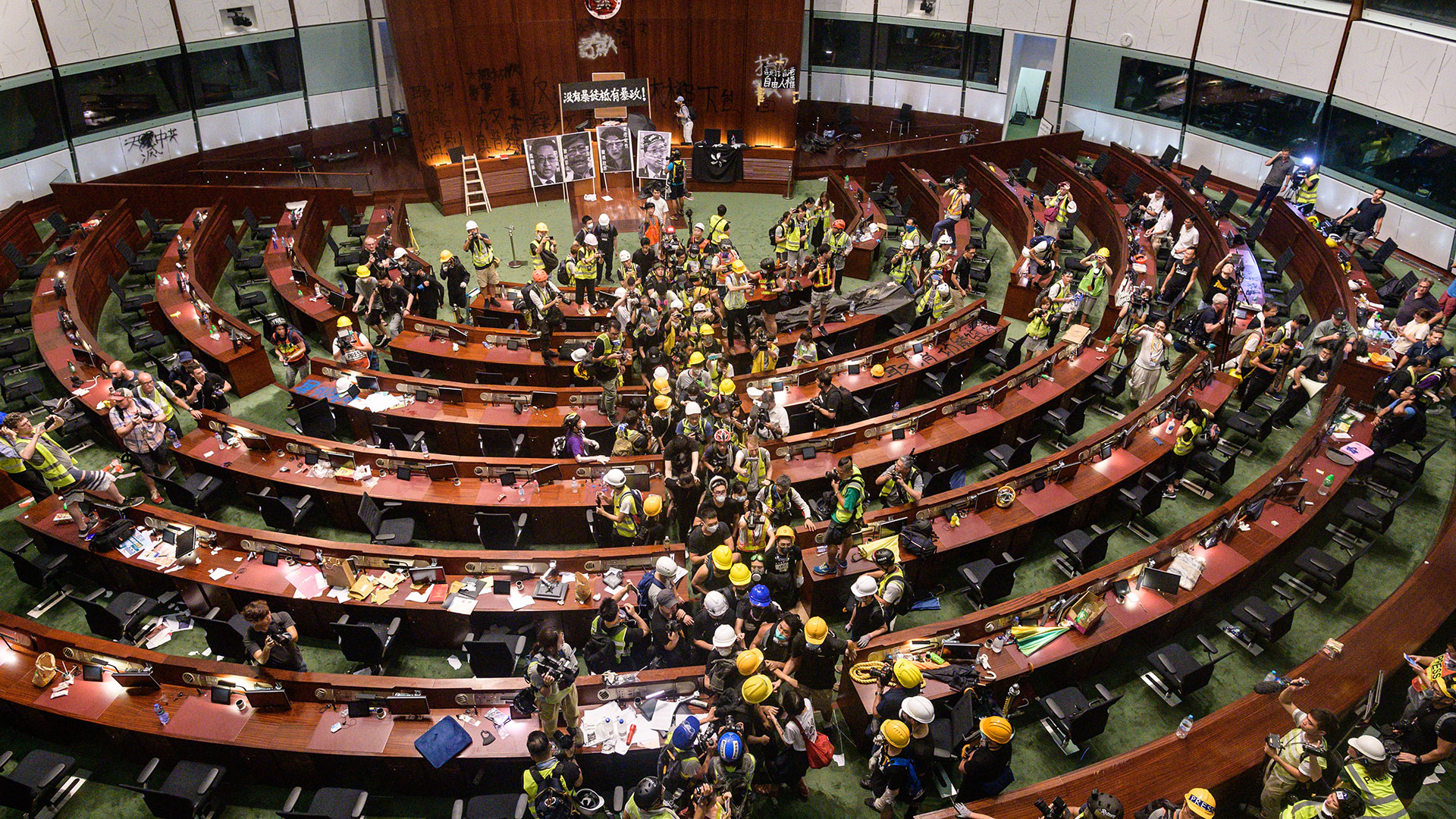Tras el regreso de la Policía a la zona del Parlamento, los manifestantes decidieron abandonar la toma