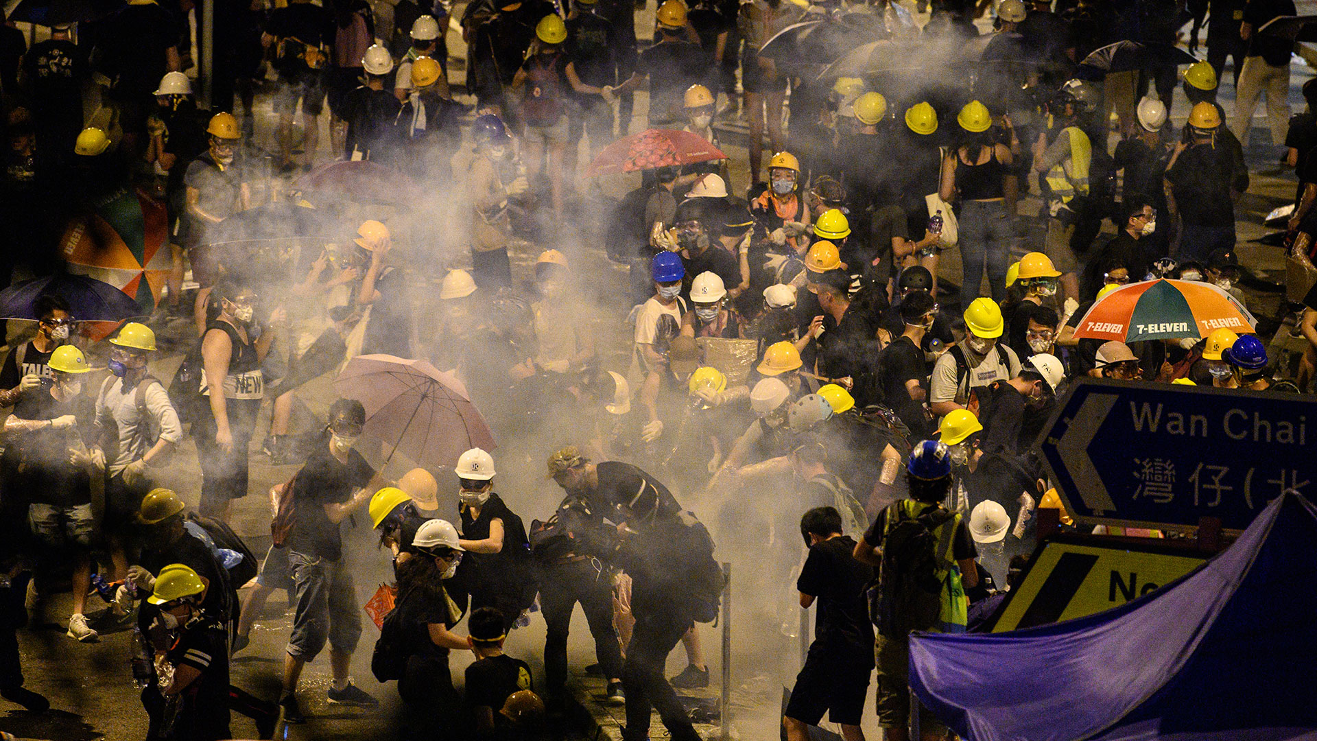 Una bomba de gas estalla y dispersa a un grupo que protestaba cerca del Parlamento