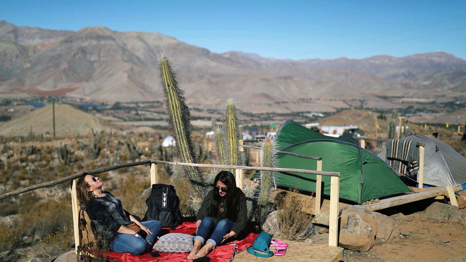 Turistas se sientan en un campamento antes del eclipse (Reuters)