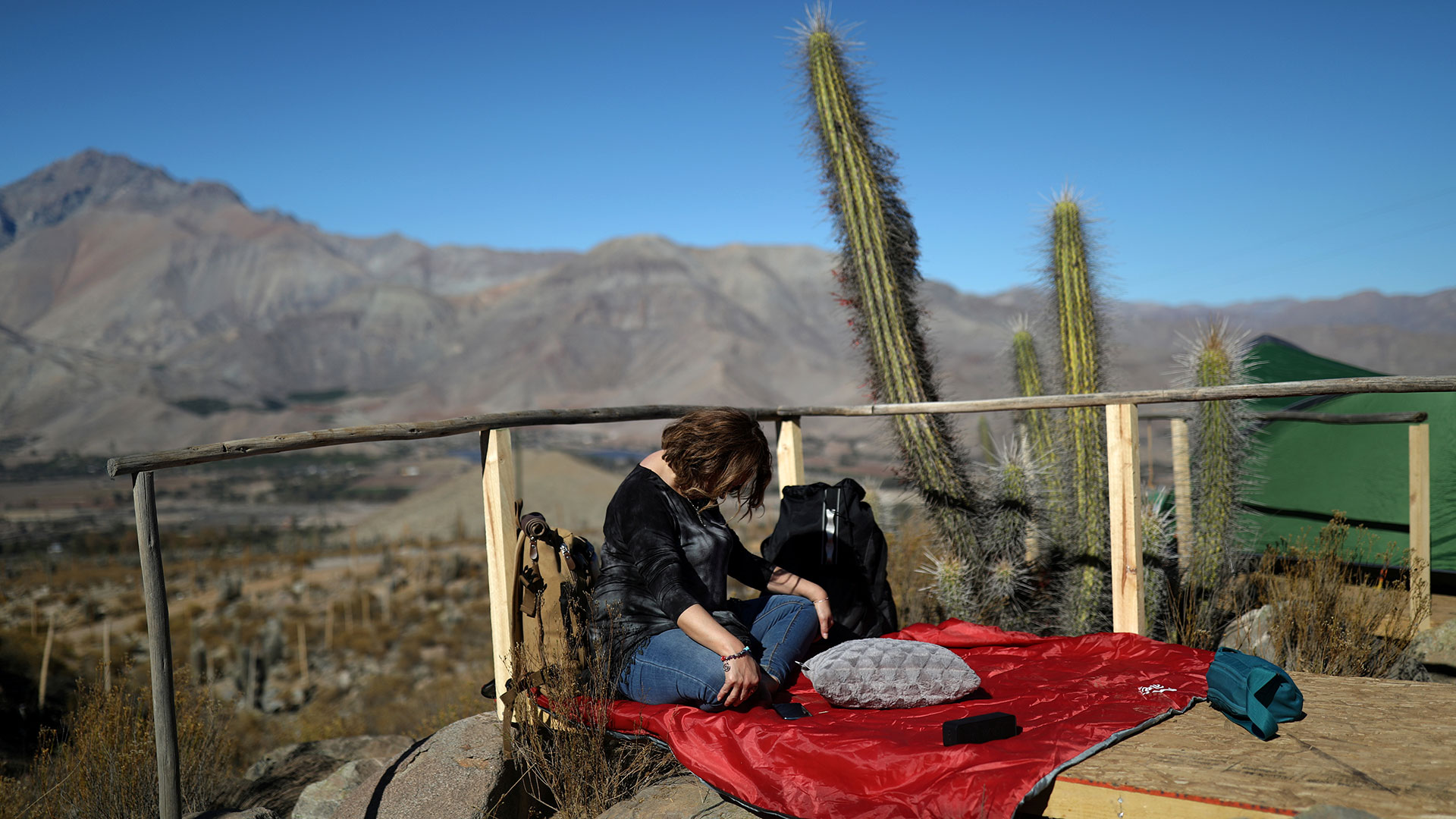 Una mujer medita mientras espera el eclipse (Reuters)