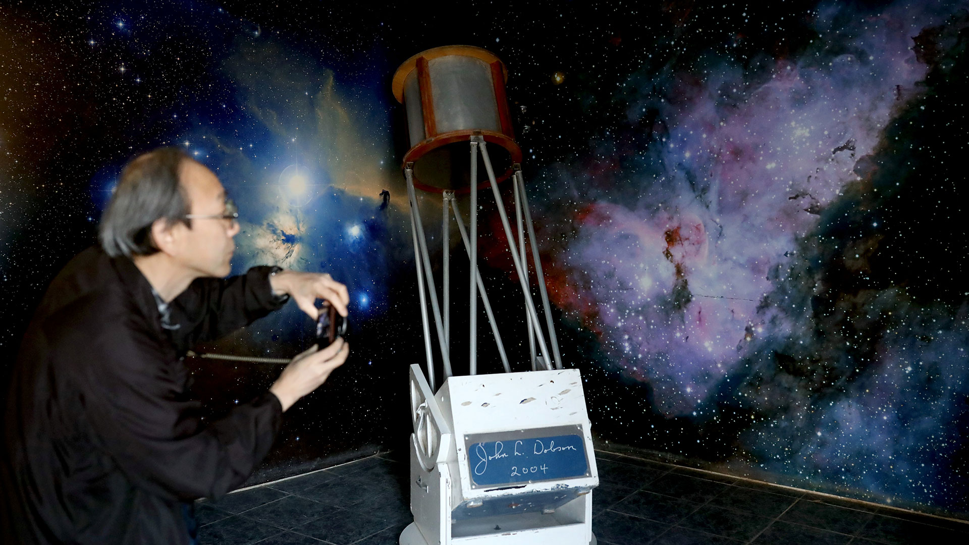 Un turista toma fotografías junto a un viejo telescopio en el Observatorio Mamalluca de Valle del Elqui (Reuters)